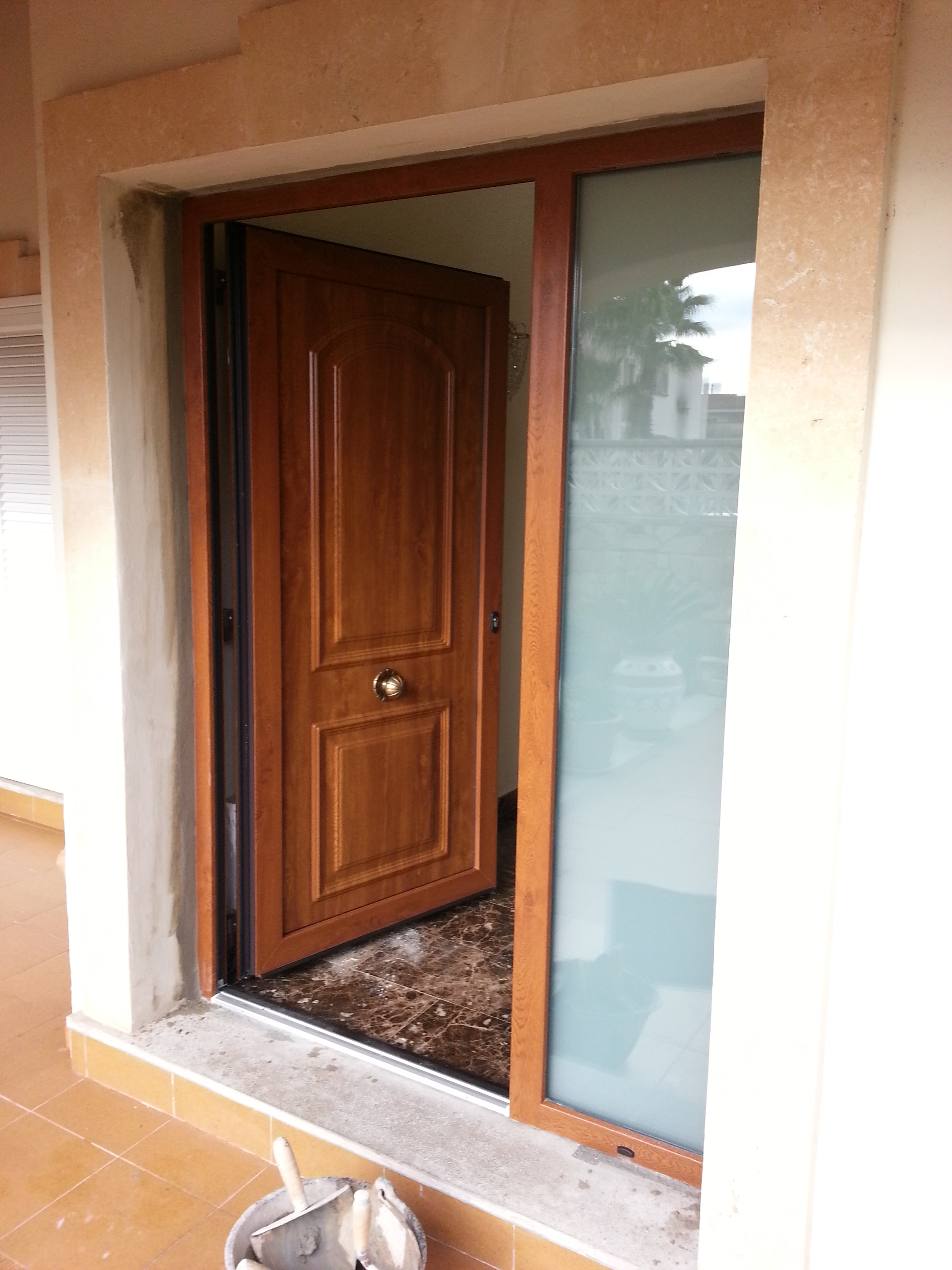 Puerta de entrada en PVC