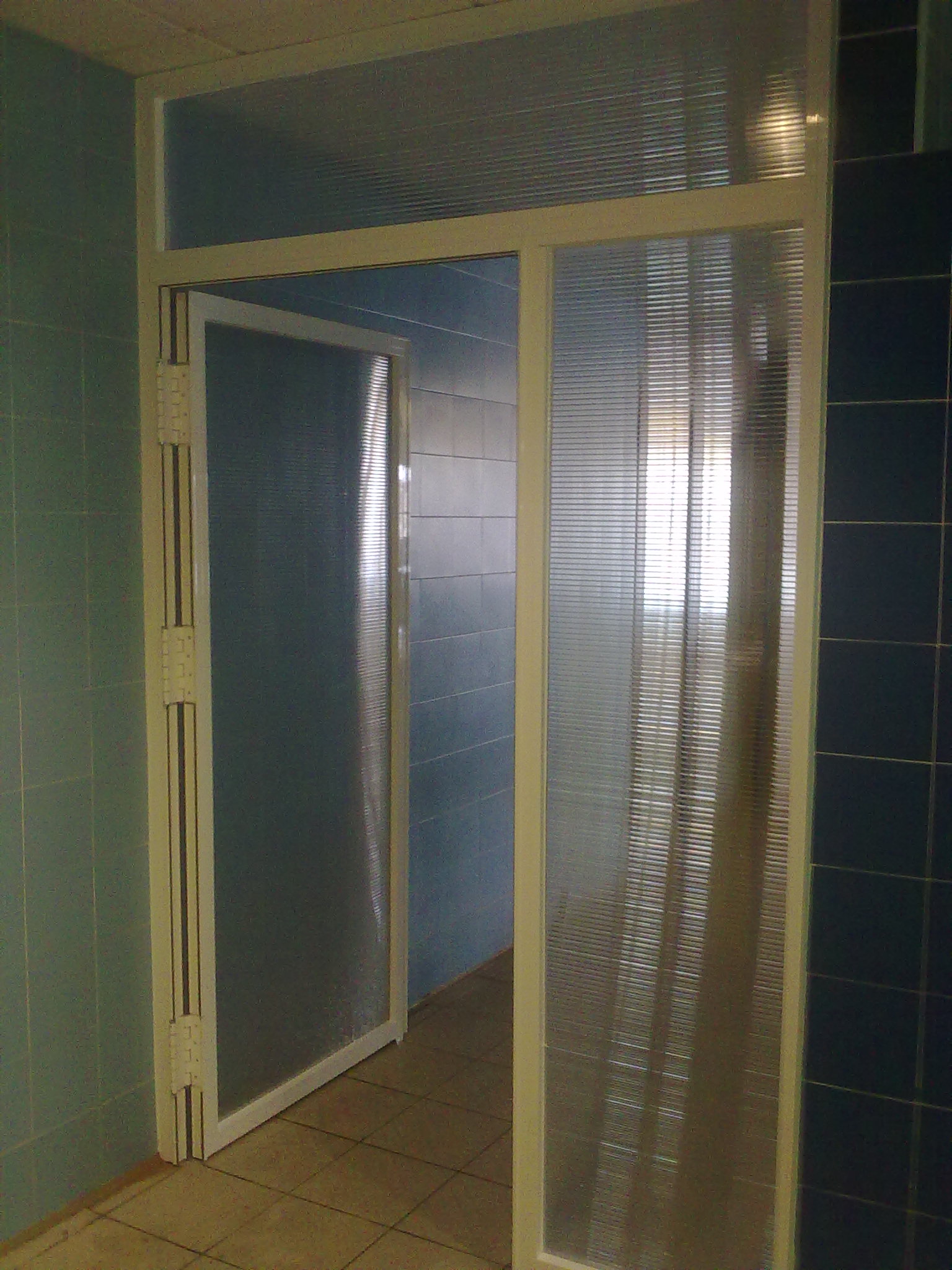 Puerta para vestuario de piscina.