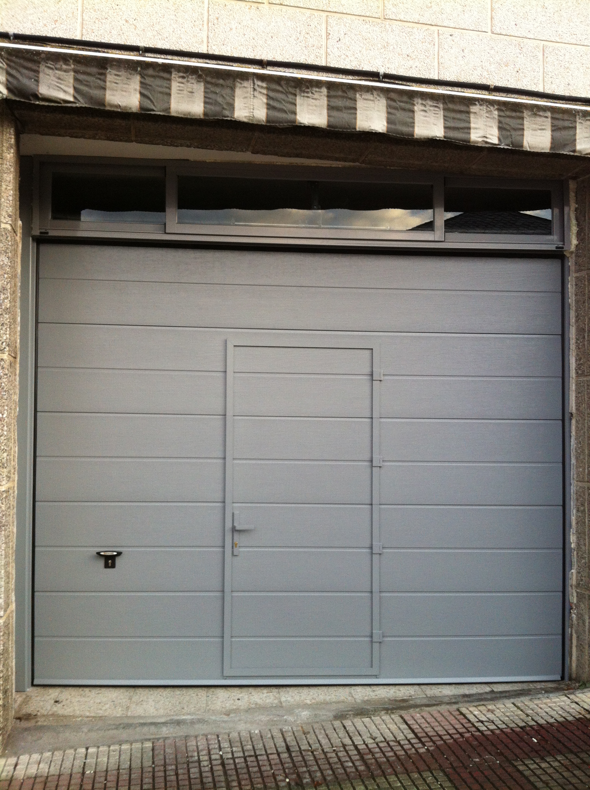 puerta seccional con puerta peatonal