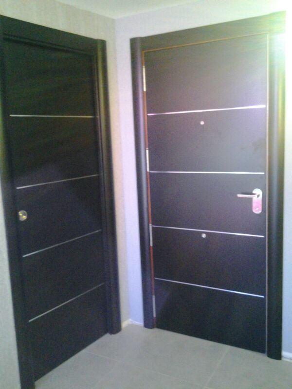 puertas lacadas en negro con aluminio
