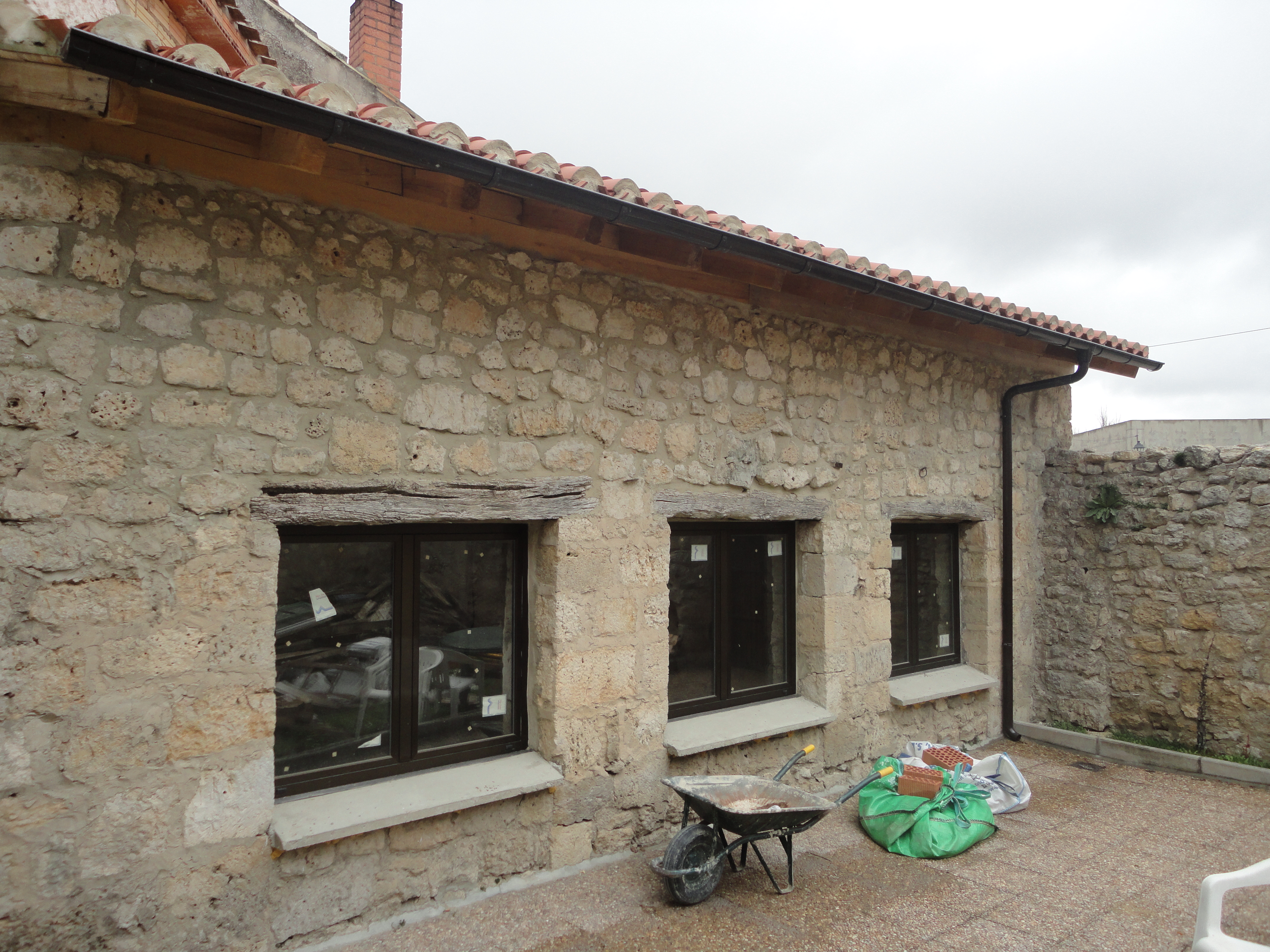 RECONSTRUCCION PAJAR CAIDO AHORA MERENDERO