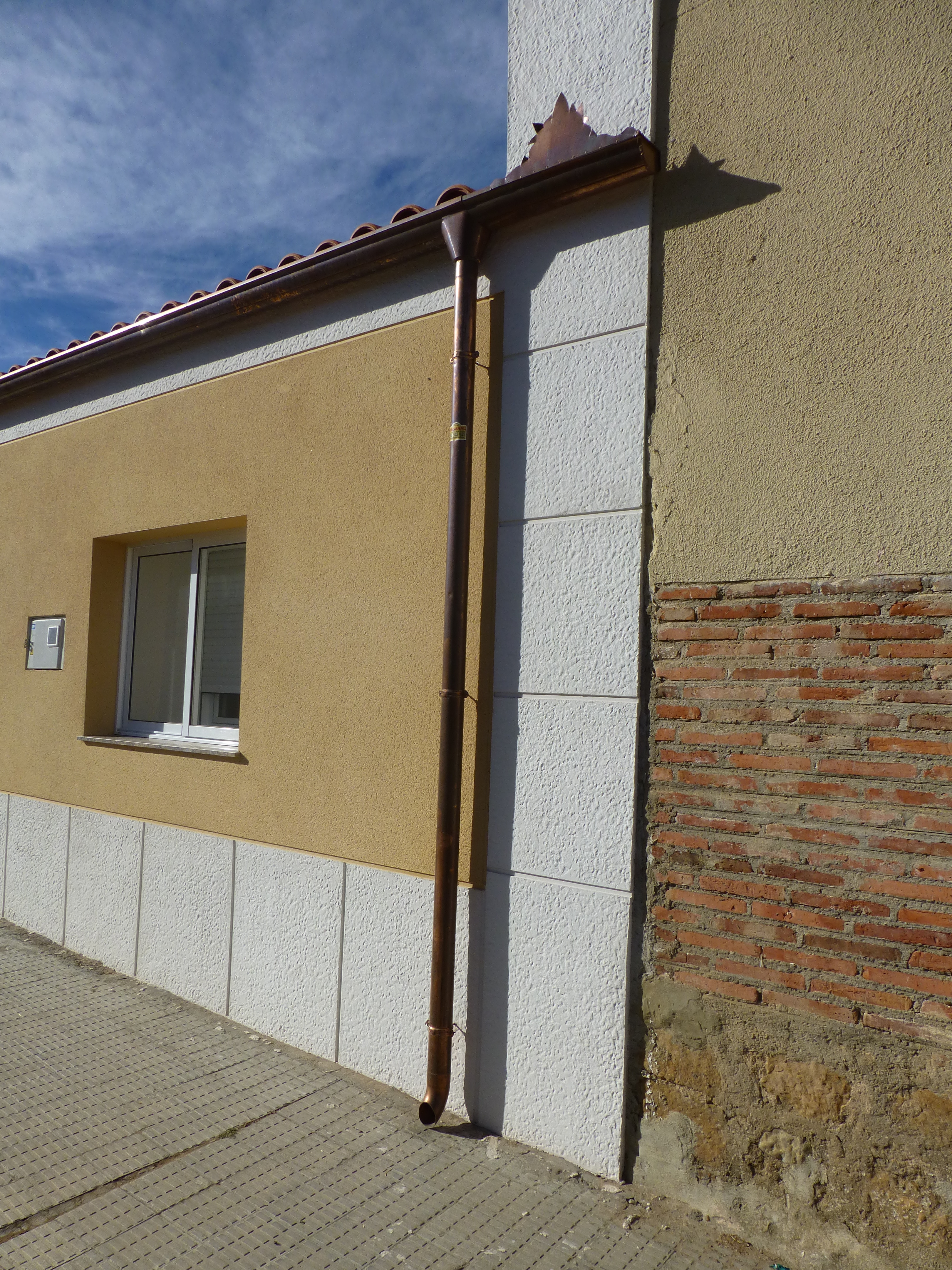 Rehabilitación de fachada y montaje de canalón