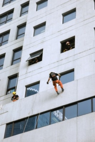 Reposición y Anclaje de revestimiento pétreo