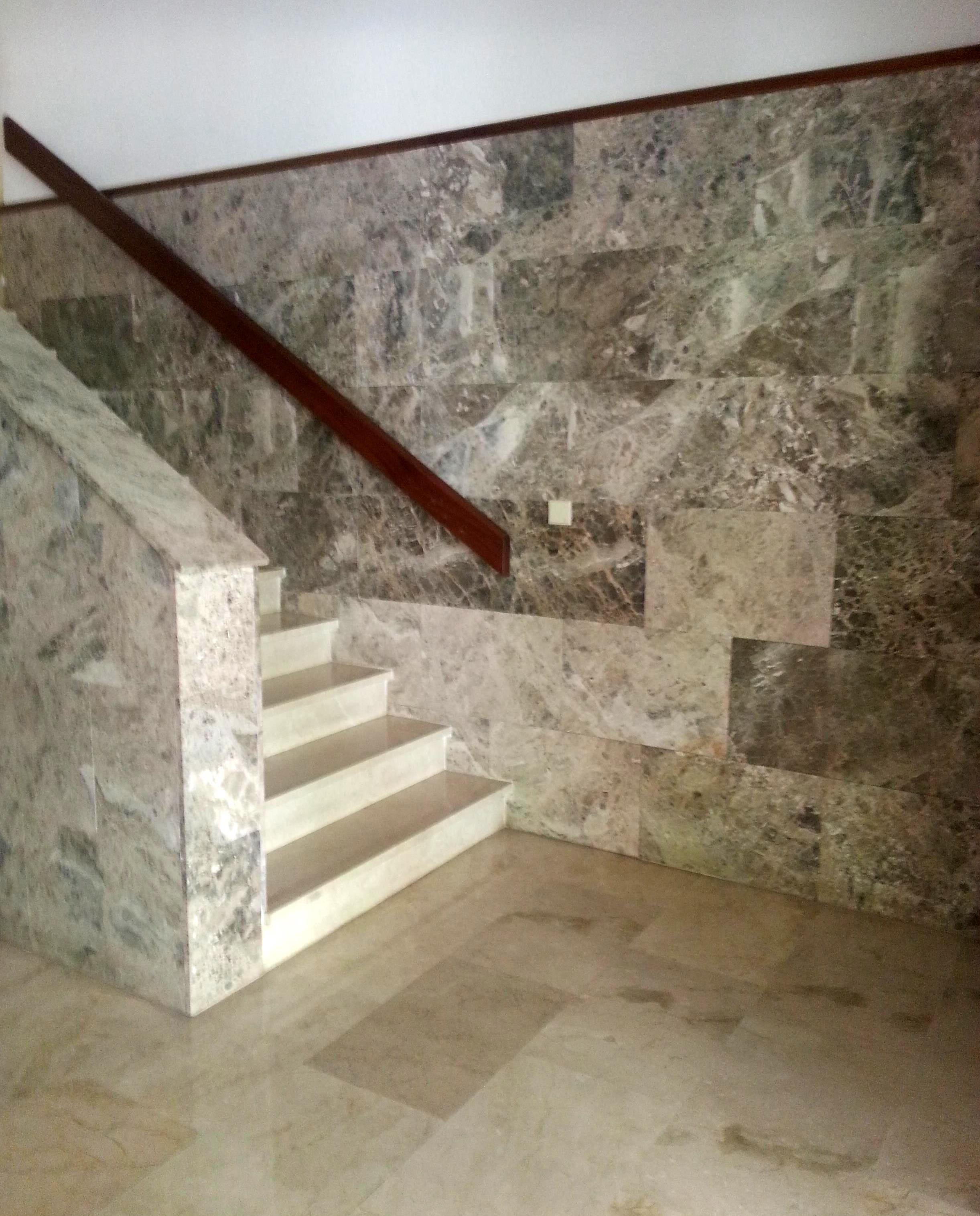 REVESTIMIENTO DE ESCALERA, PAREDES Y SUELO. MARMOL.