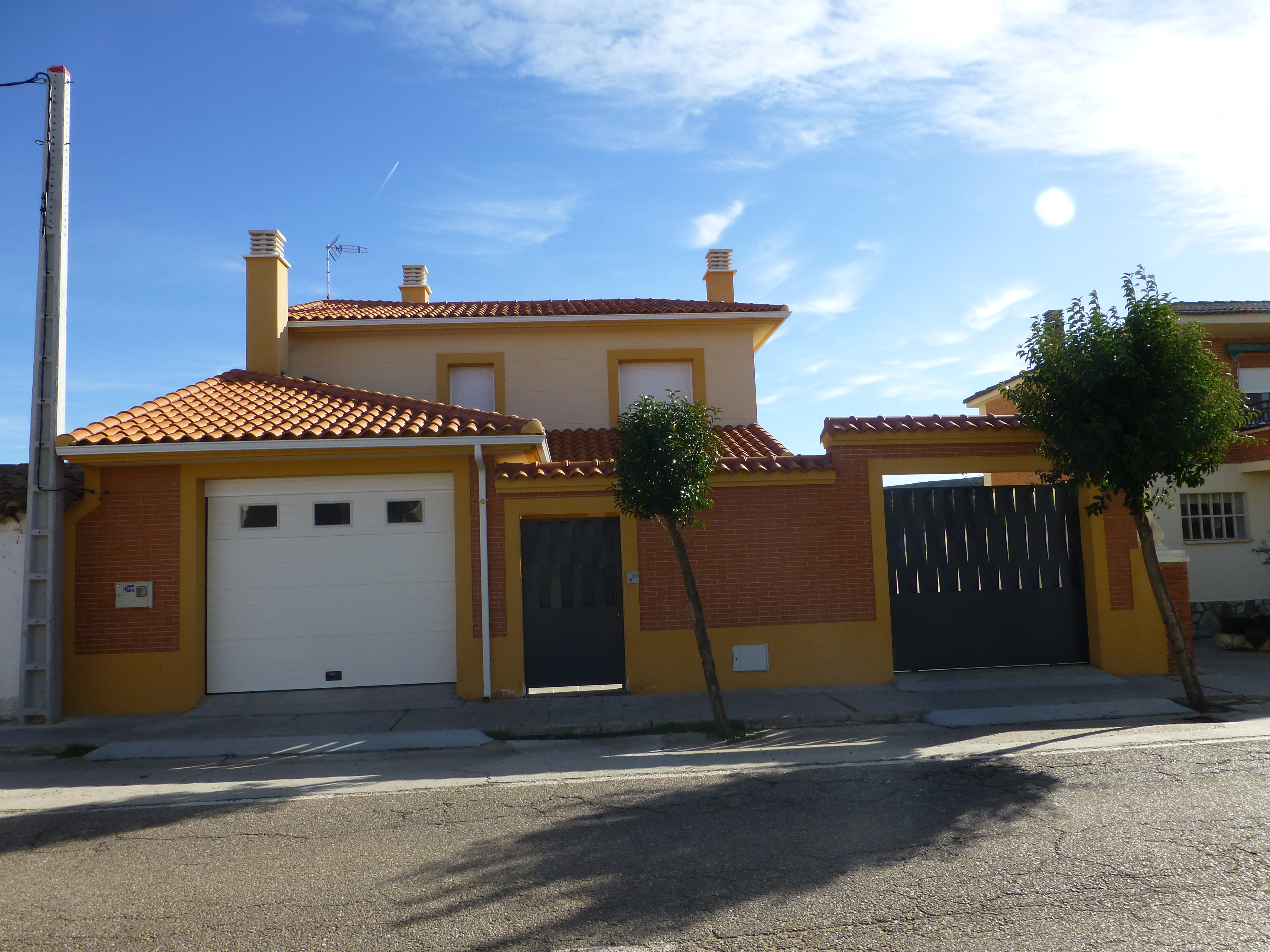 Revestimiento de fachada y montaje de canalón en obra nueva.
