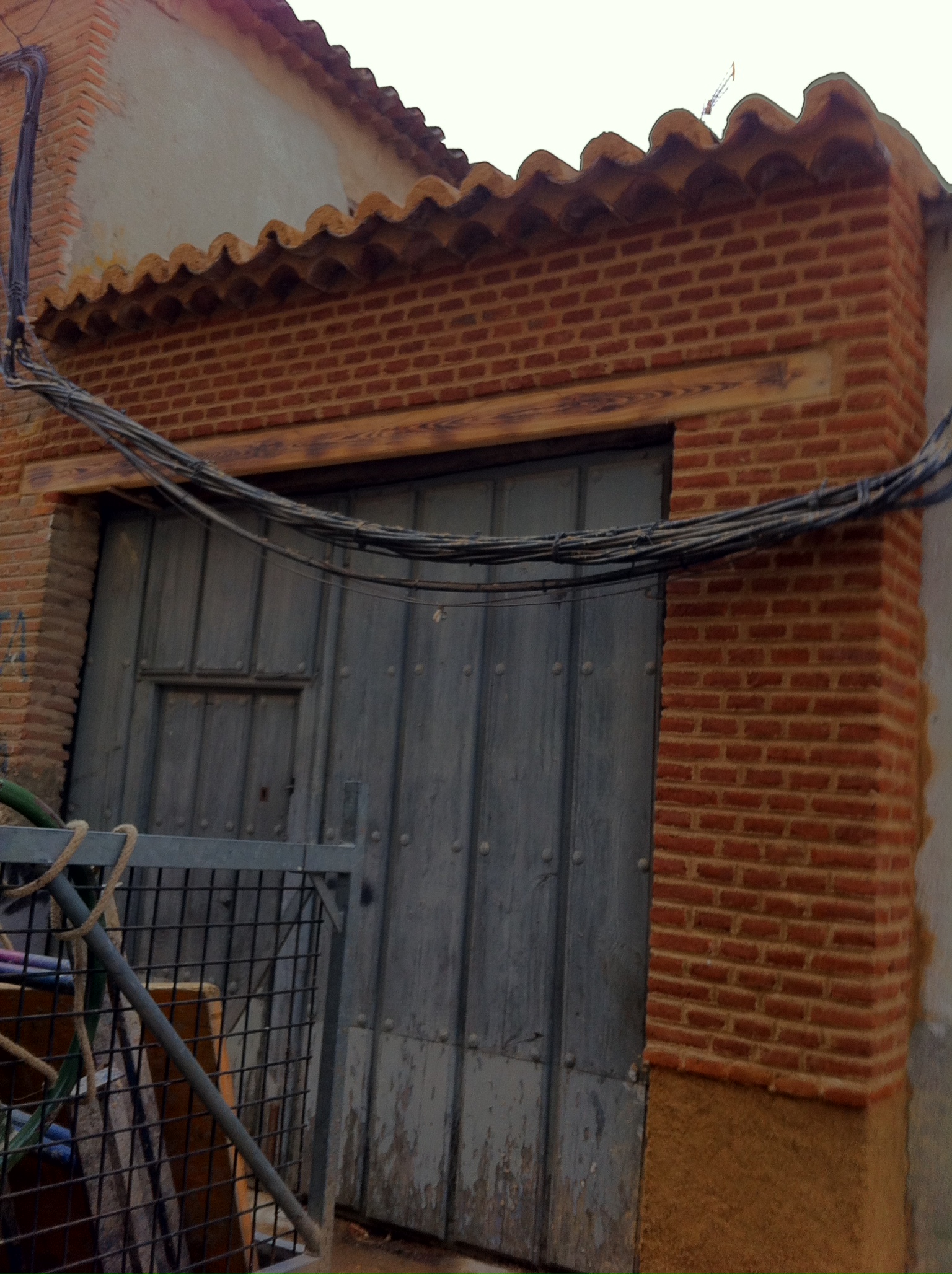 reparacion de pared accidente de coche con ladrillo macizo rustico 