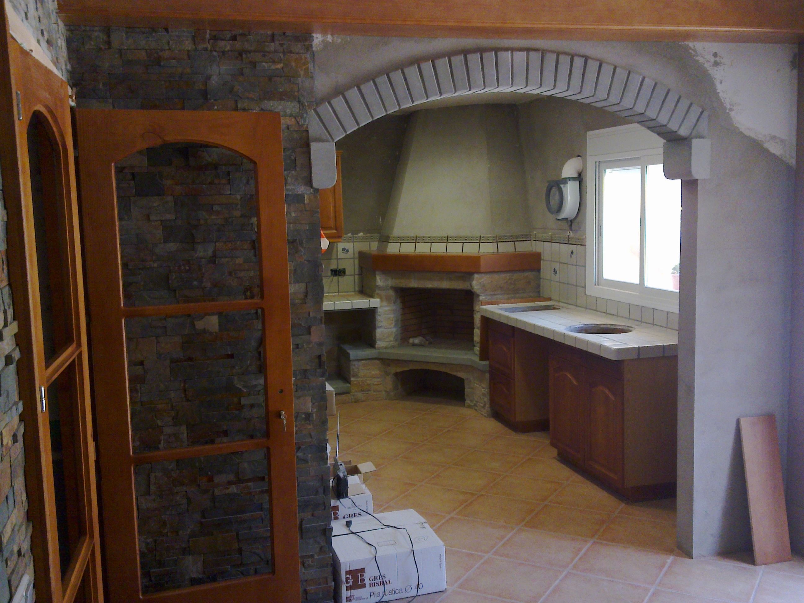 Sala amb cuina i llar de foc