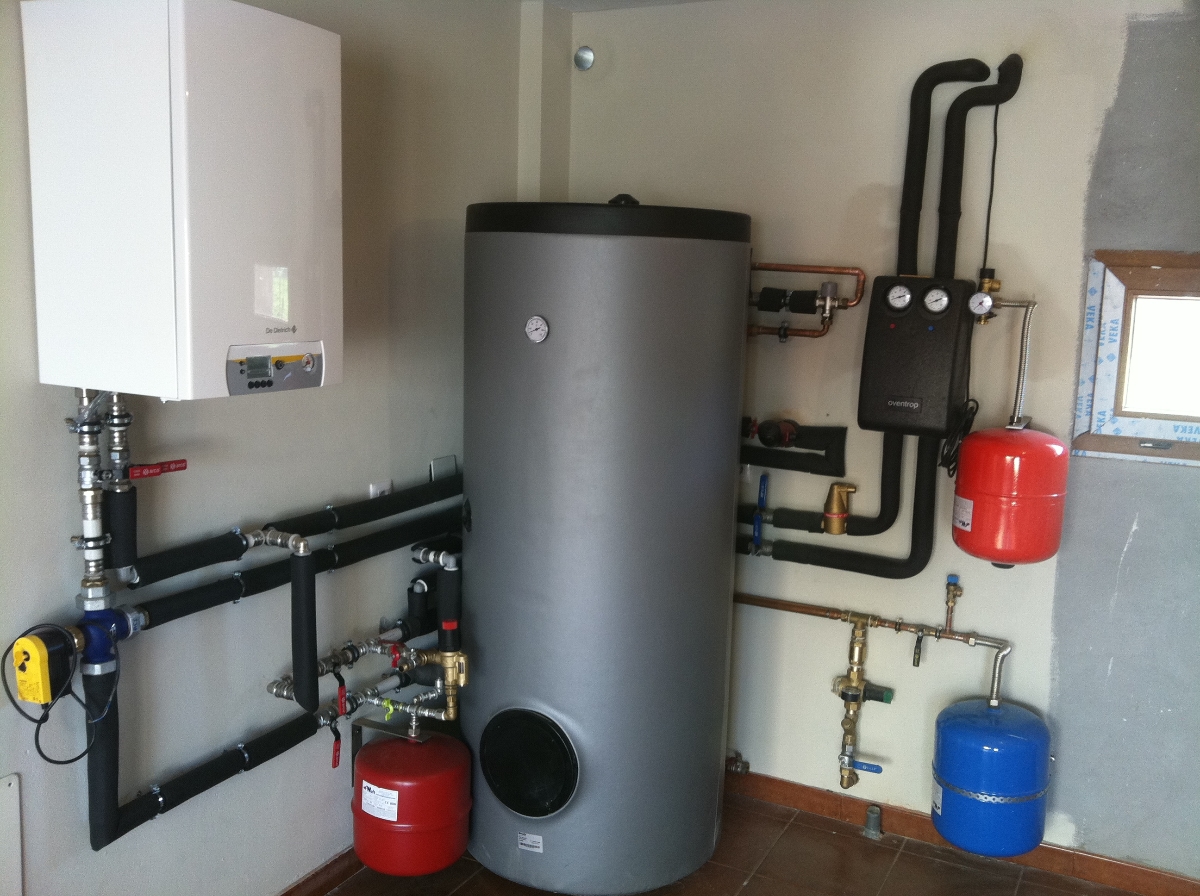 SALA DE CALDERAS DE AEROTERMIA Y ENERGÍA SOLAR TÉRMICA