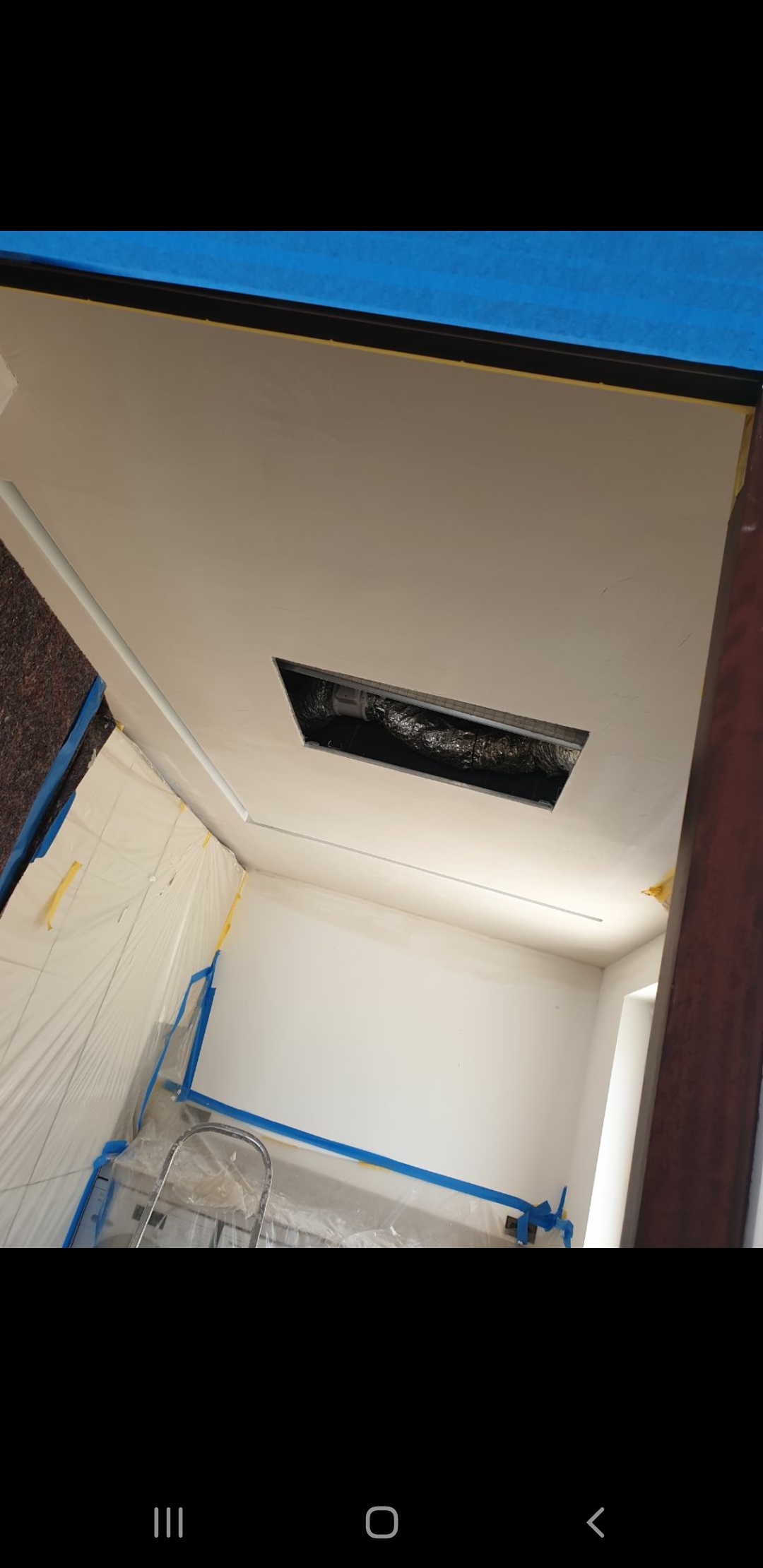 Falso techo de una caladoria con luz Led aportado