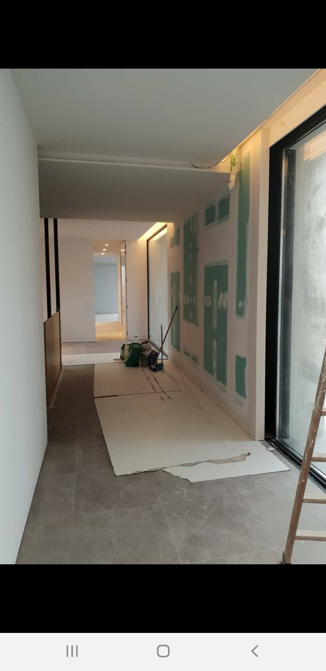 Entre trasdosados ventana aportada