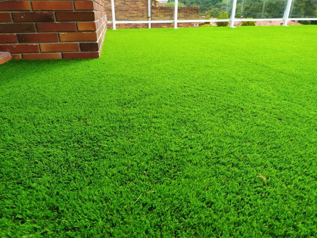 Colocación de césped artificial sobre baldosa.