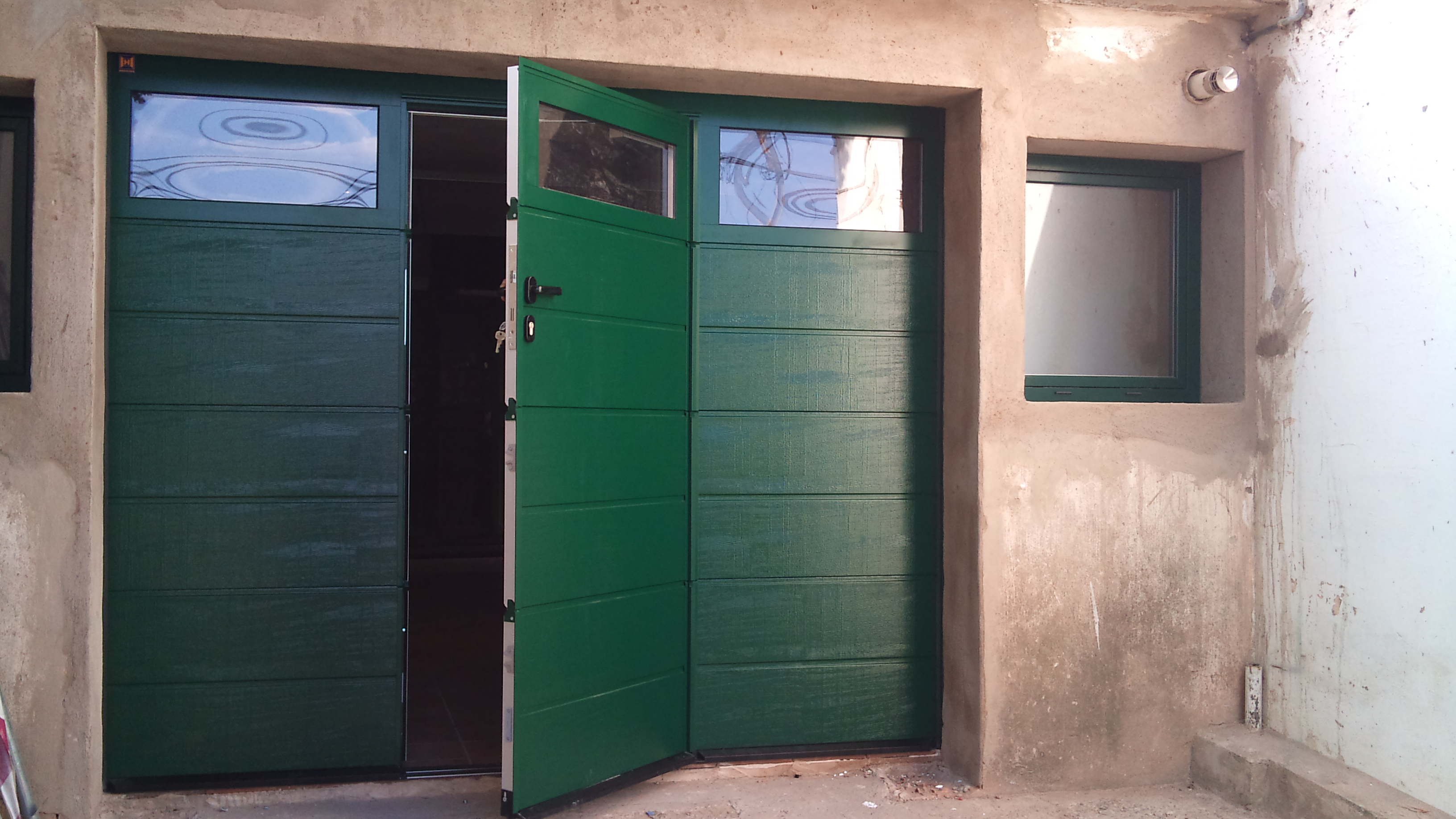 Secional con peatonal incorporada