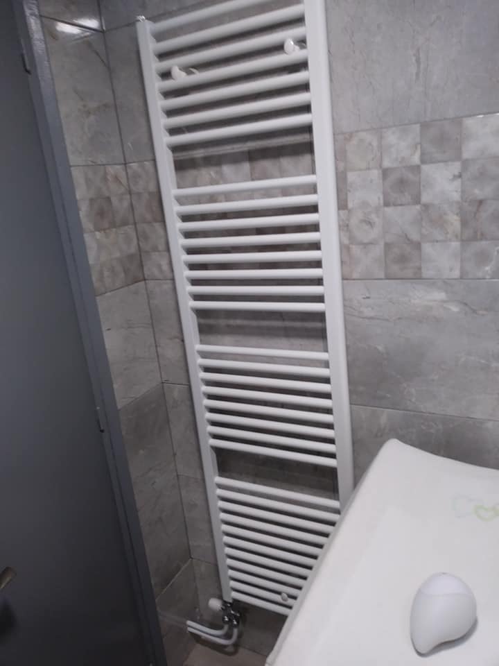 Instalación de radiador de baño