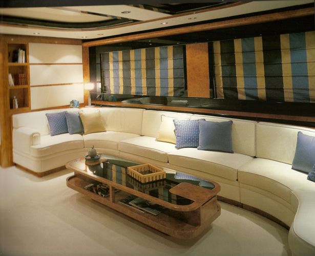 sofa de interior de un yate tapizado en tonos marfil