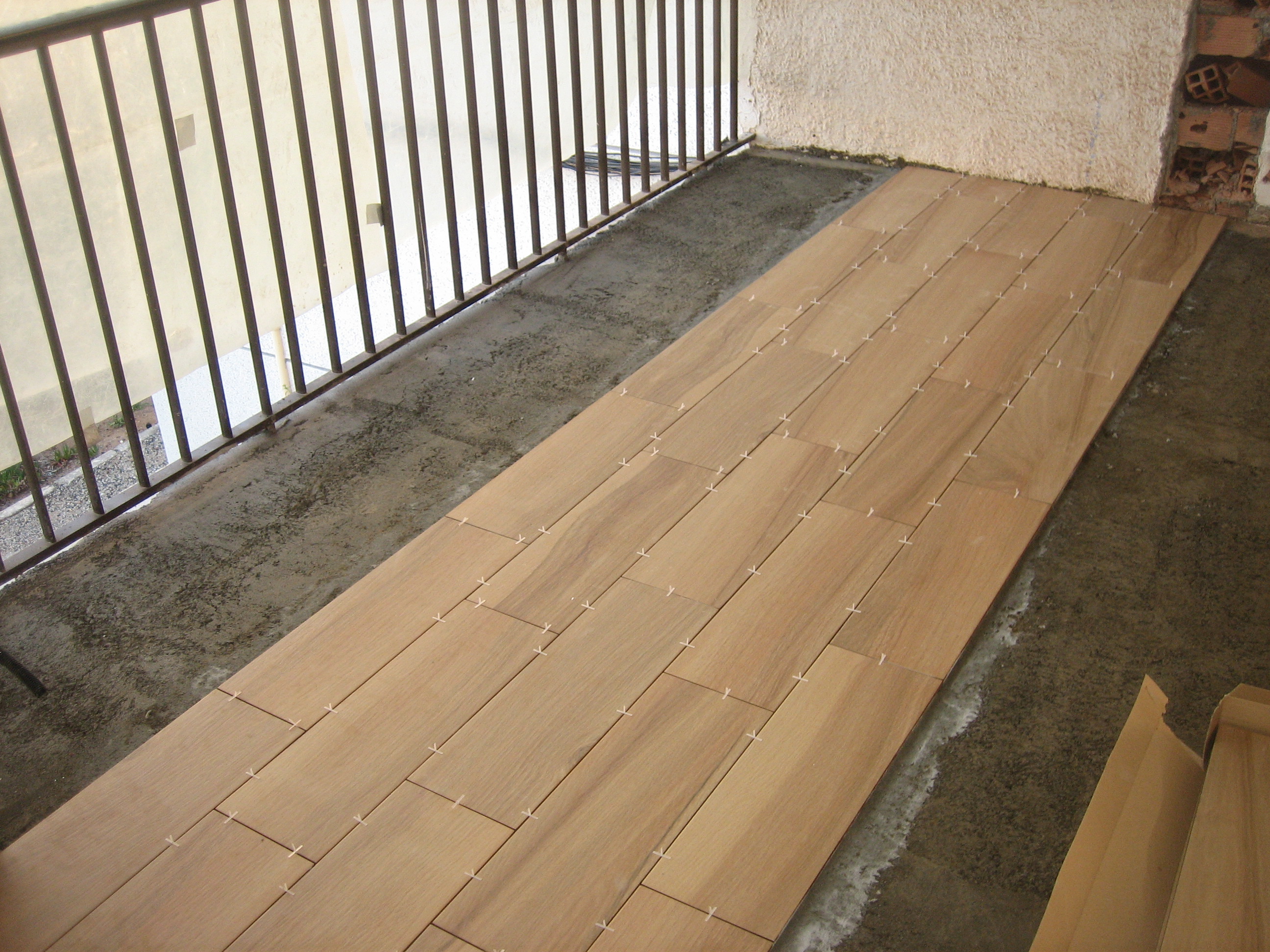 Solado con gres imitación madera