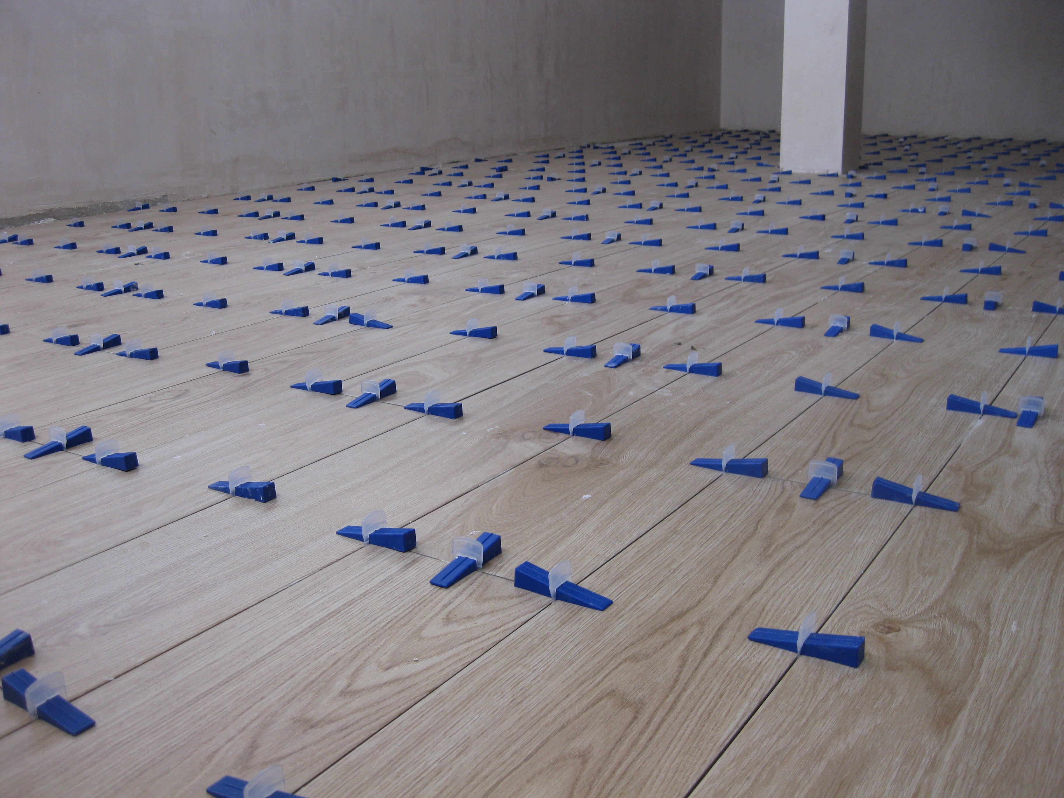 Solados con pinzas niveladoras