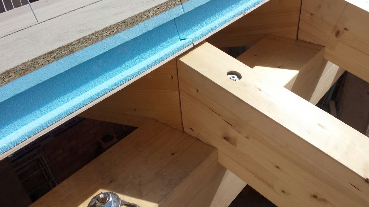 tablero con aislante sobre estructura de madera
