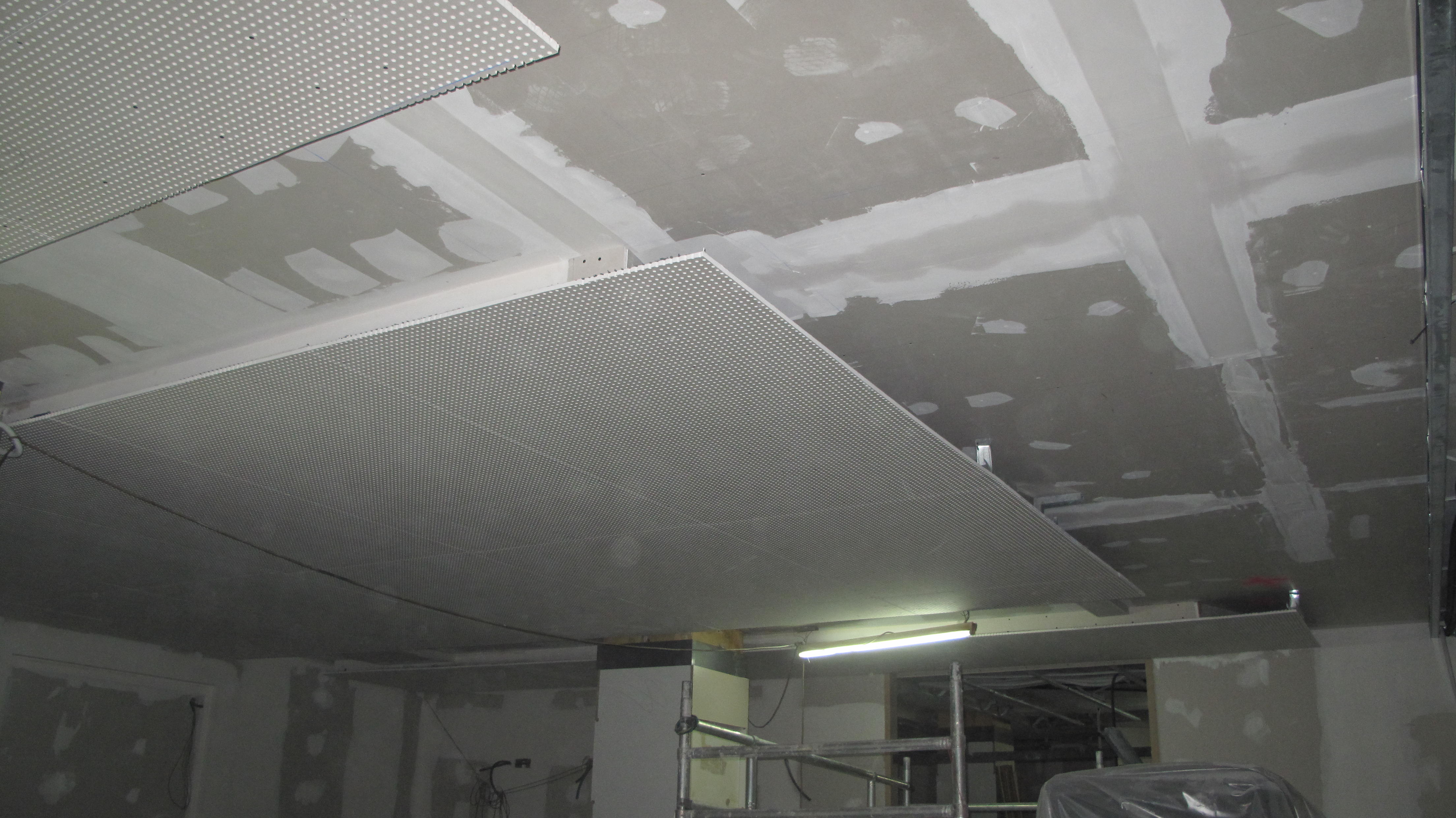 Techo de terminacion sobre techo de insonorización