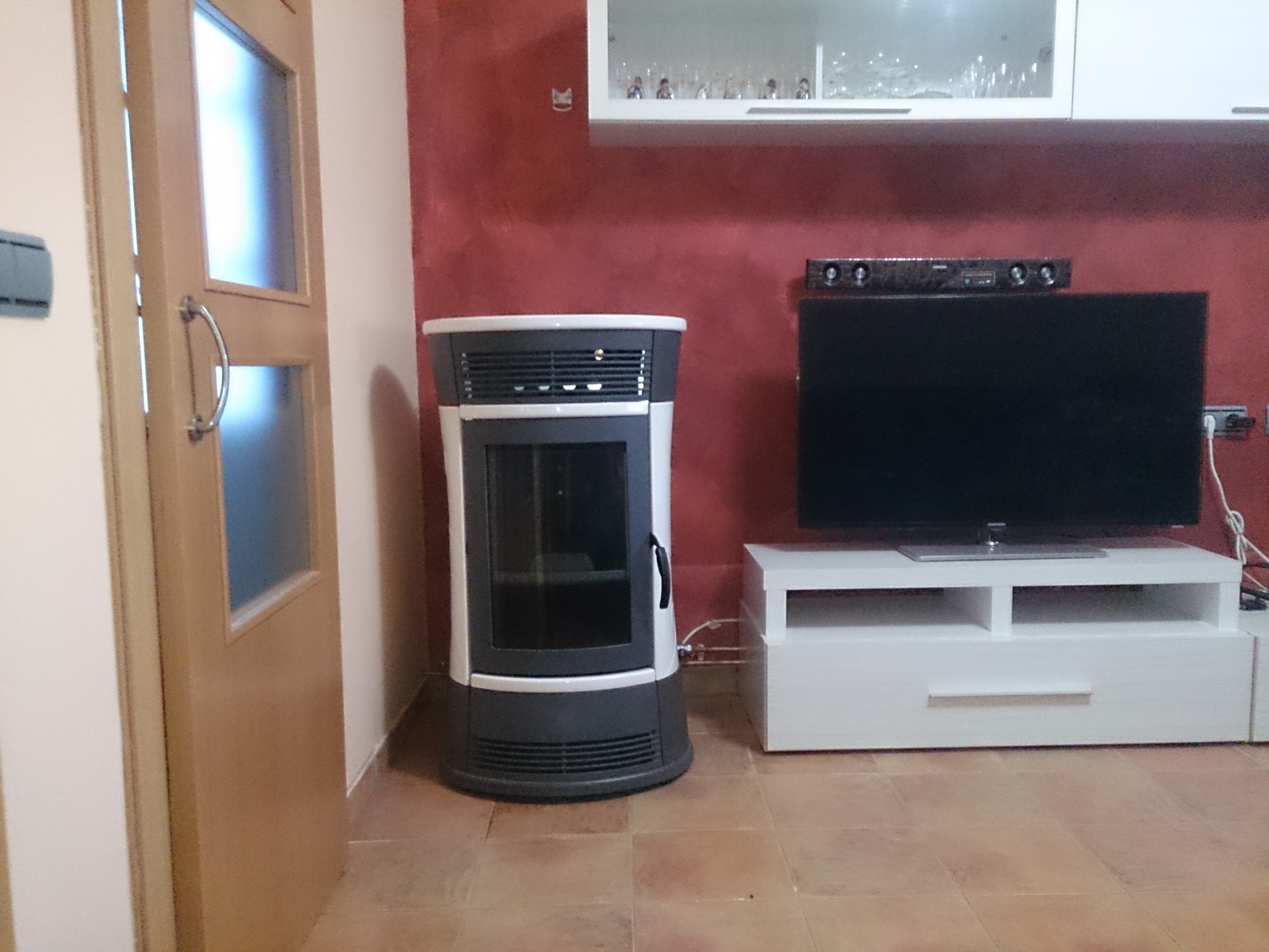 Termo-estufa de pellet de 15 kW con sistema de calefacción por radiadores