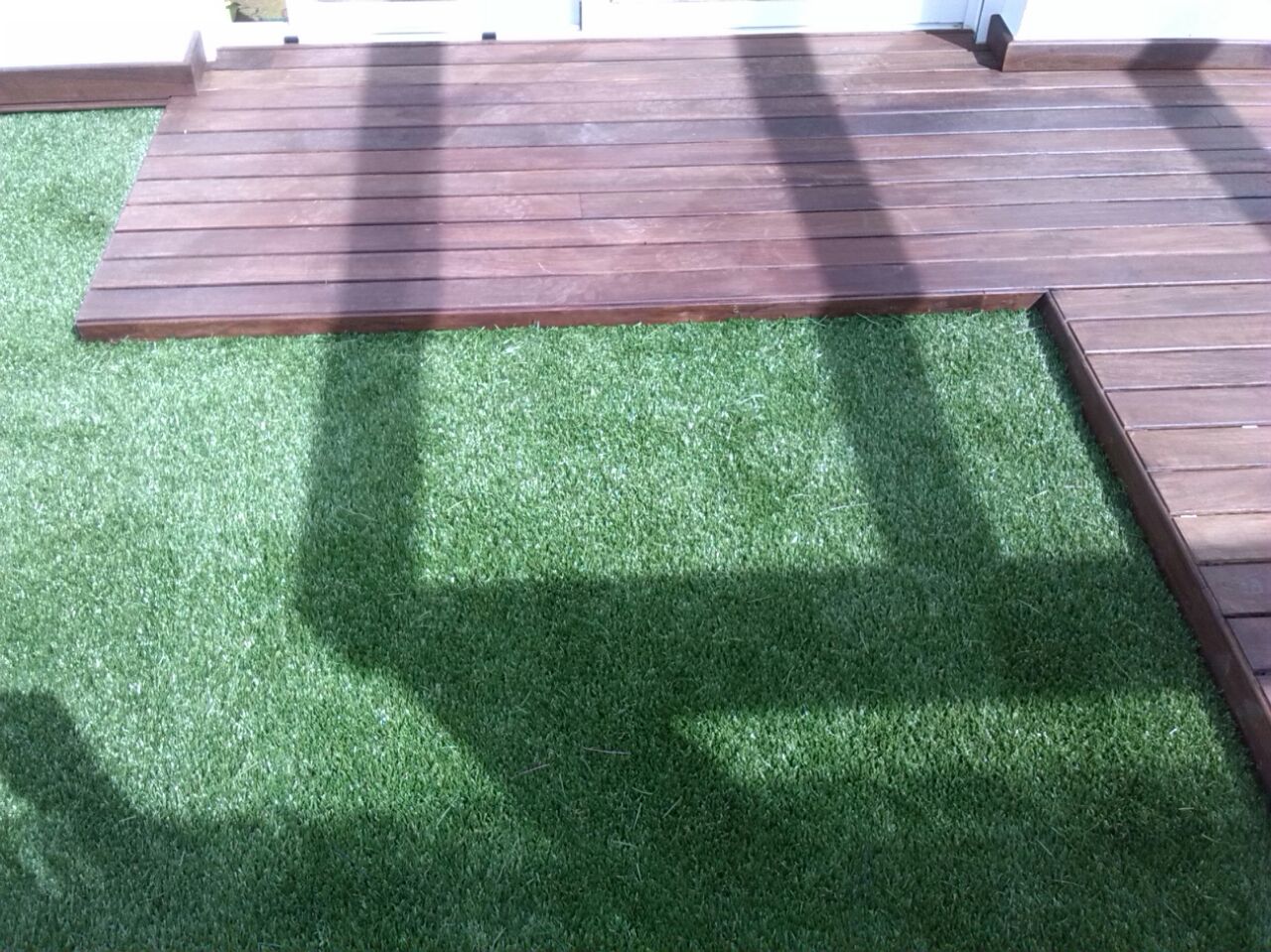 terraza con ipe y cesped