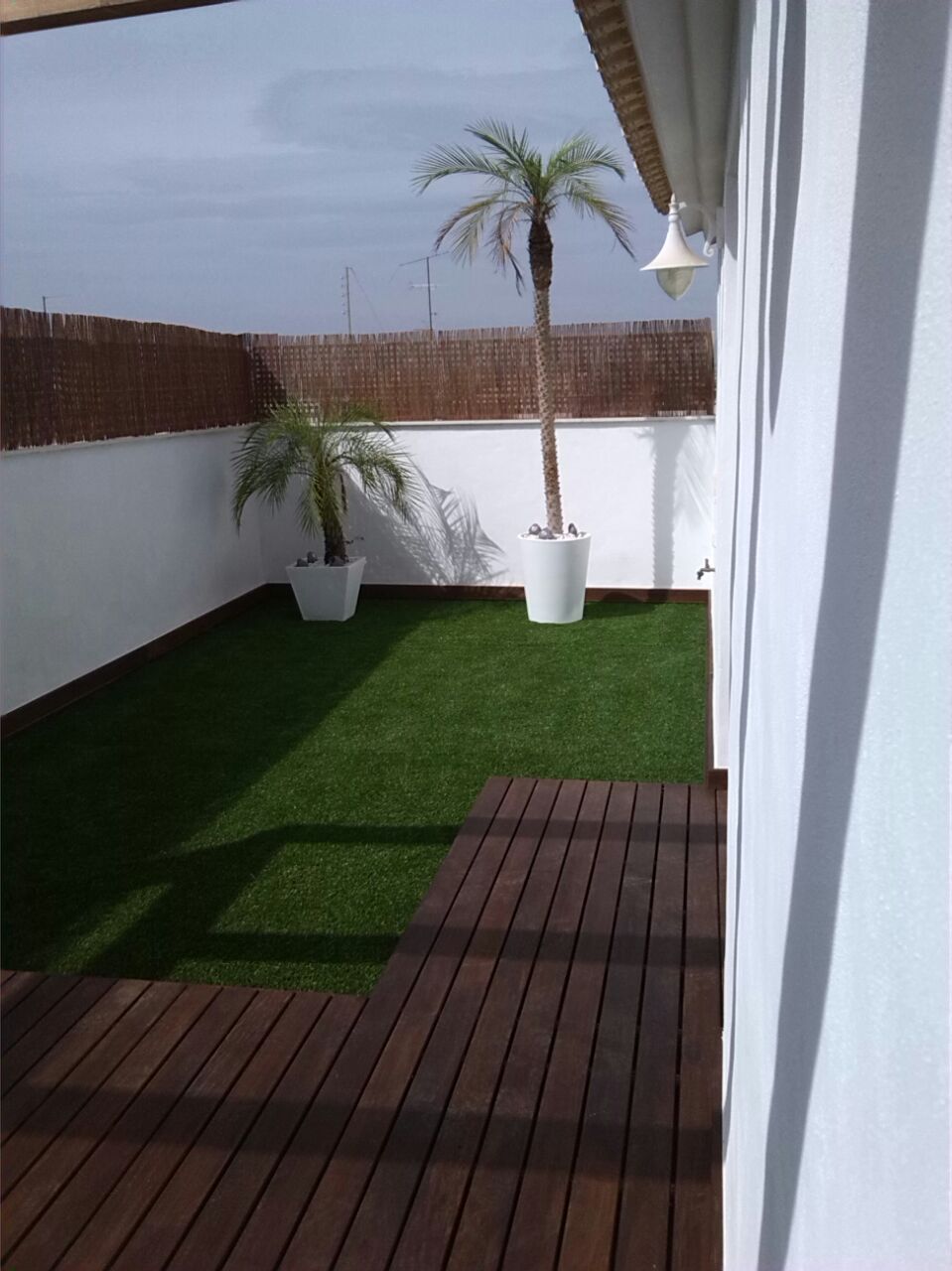 terraza con ipe y cesped