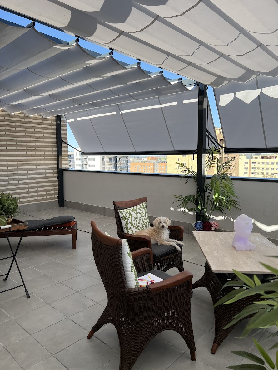 Terraza con pérgola y toldos