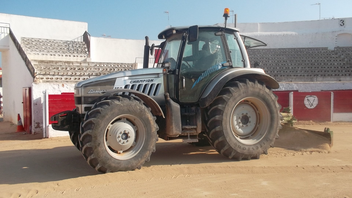 TRACTOR CON CUCHILLA NIVELADORA