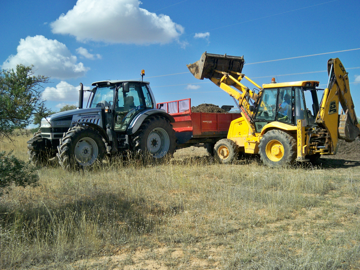 TRACTOR, MAQUINA MIXTA Y REMOLQUE ESPARCIDOR