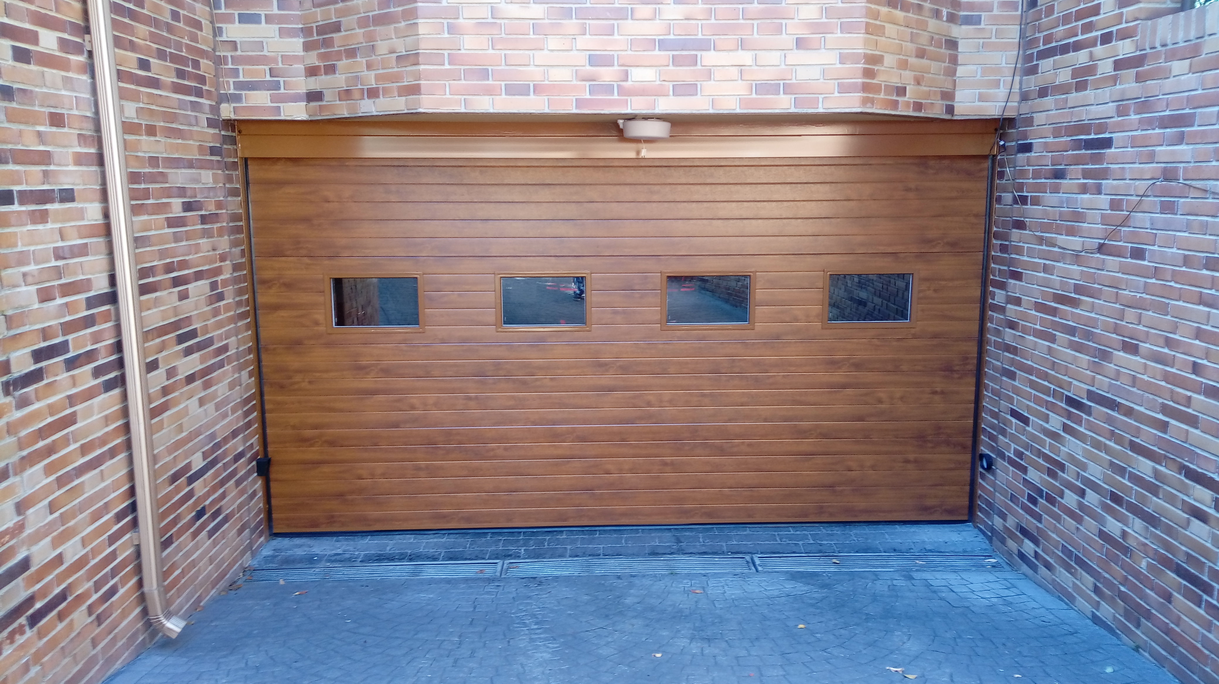 Puerta de garaje imitación madera