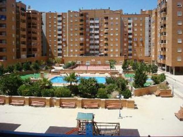 urbanización con piscina