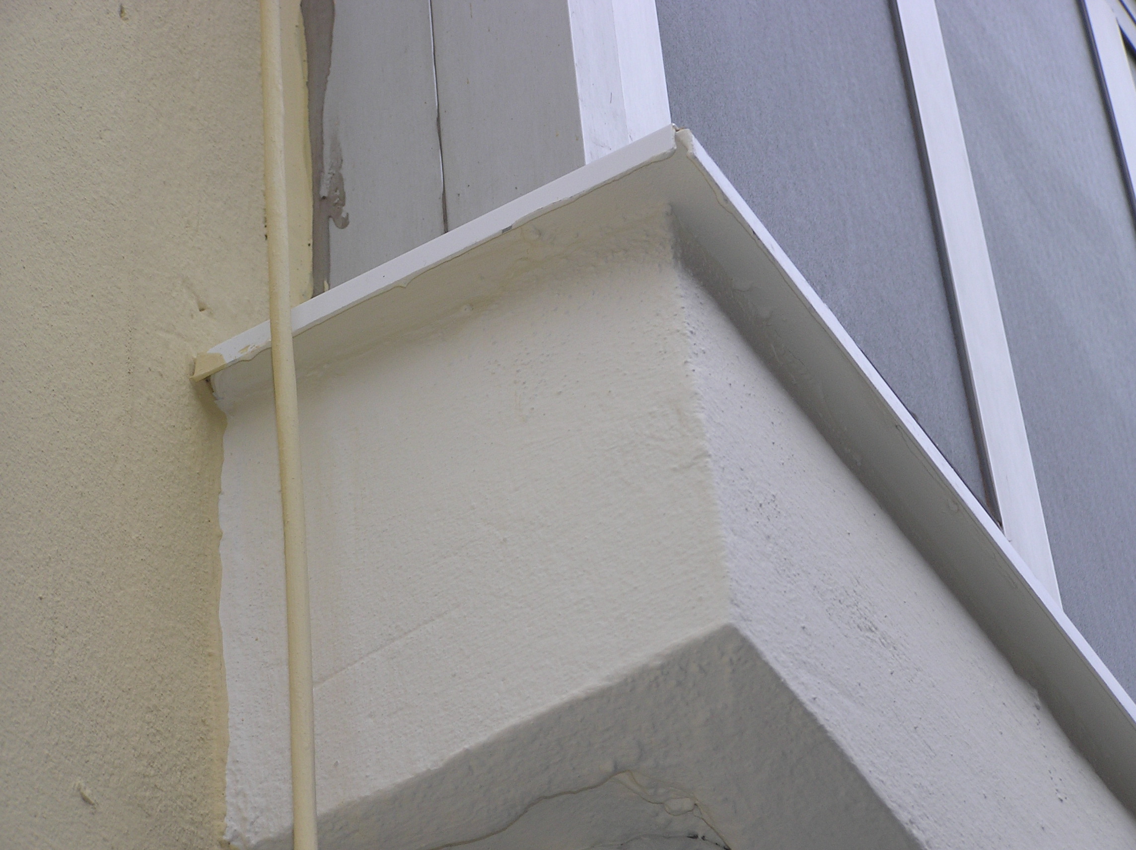 Vierteaguas metálico  sobre cornisas de terrazas