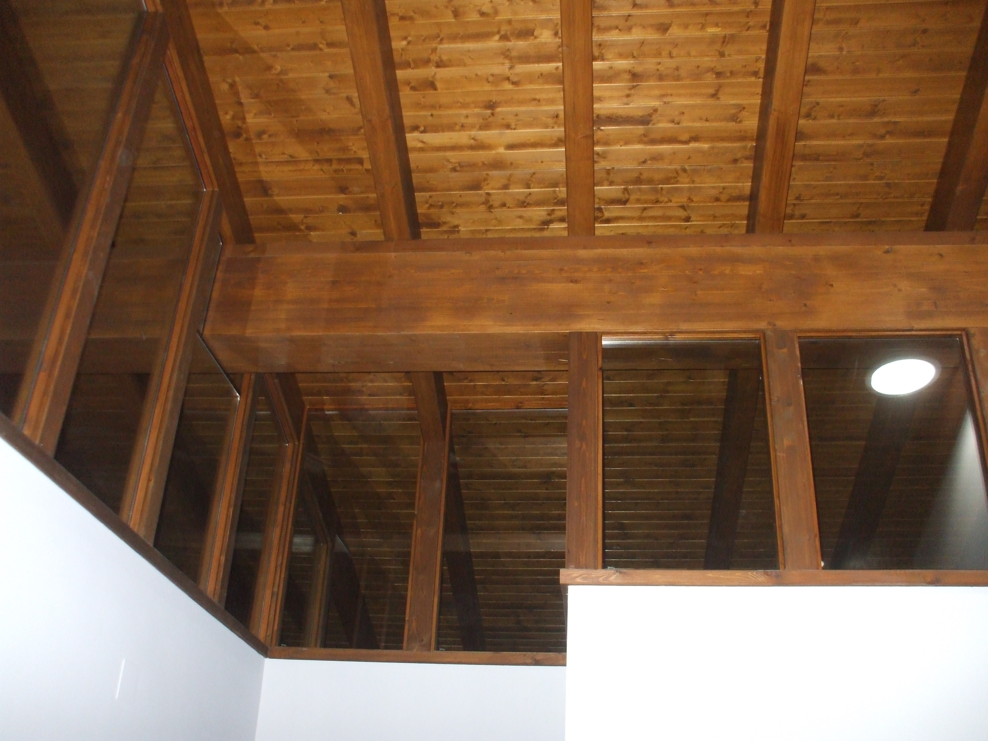 Vista interior de tejado color Roble.