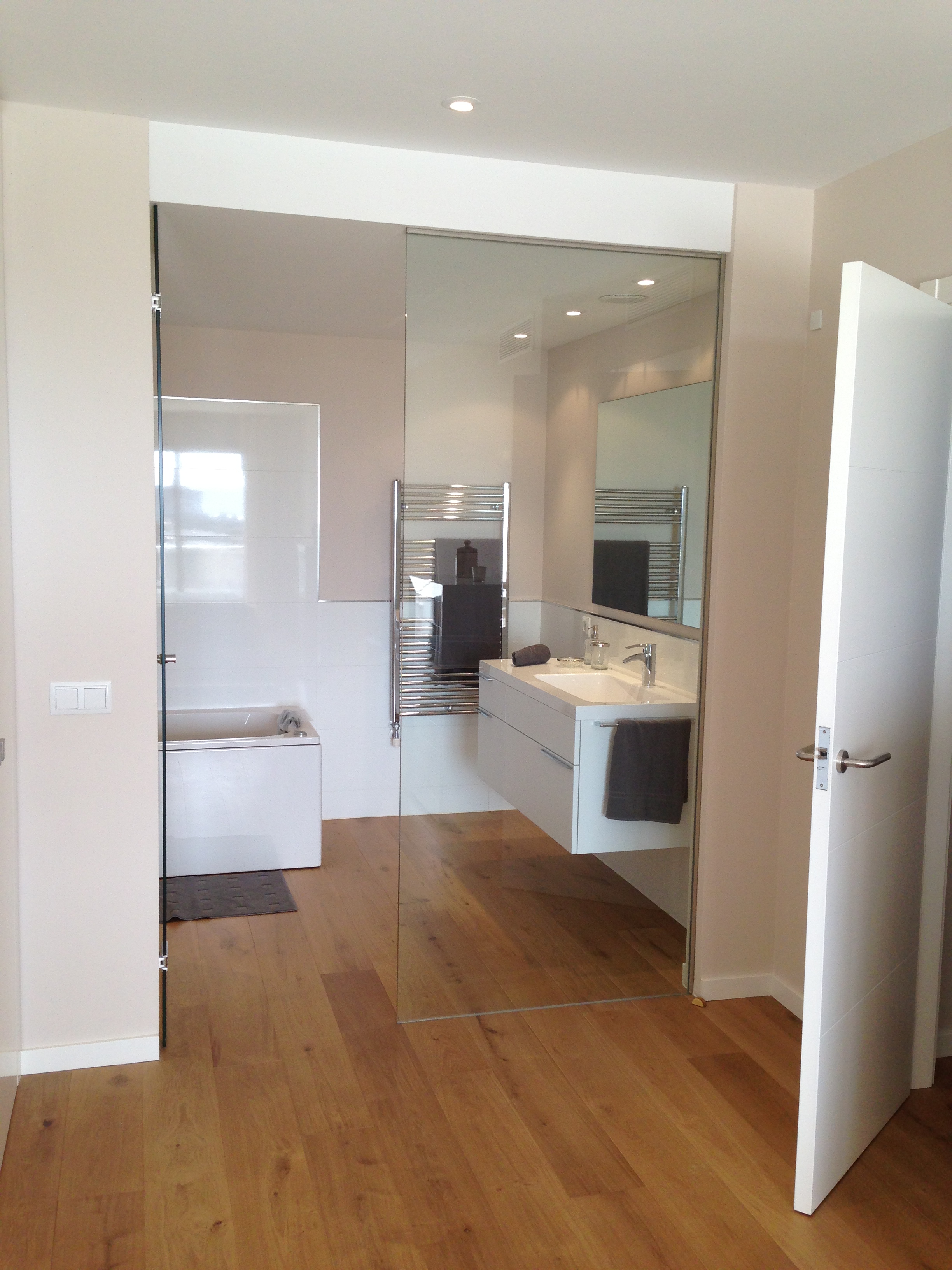 Vista interior del baño en suite de las viviendas adosadas