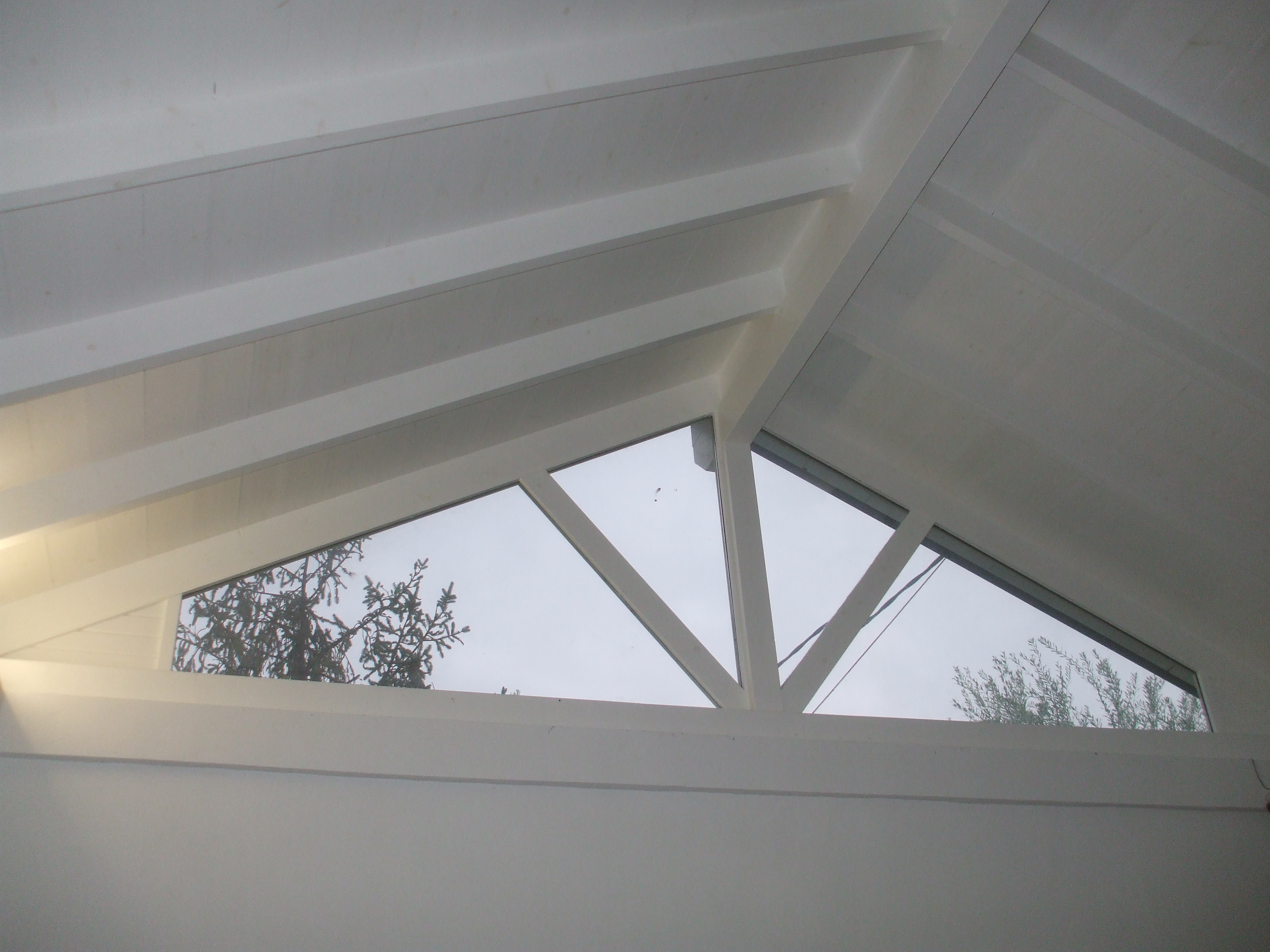 Vista interior tejado color blanco.