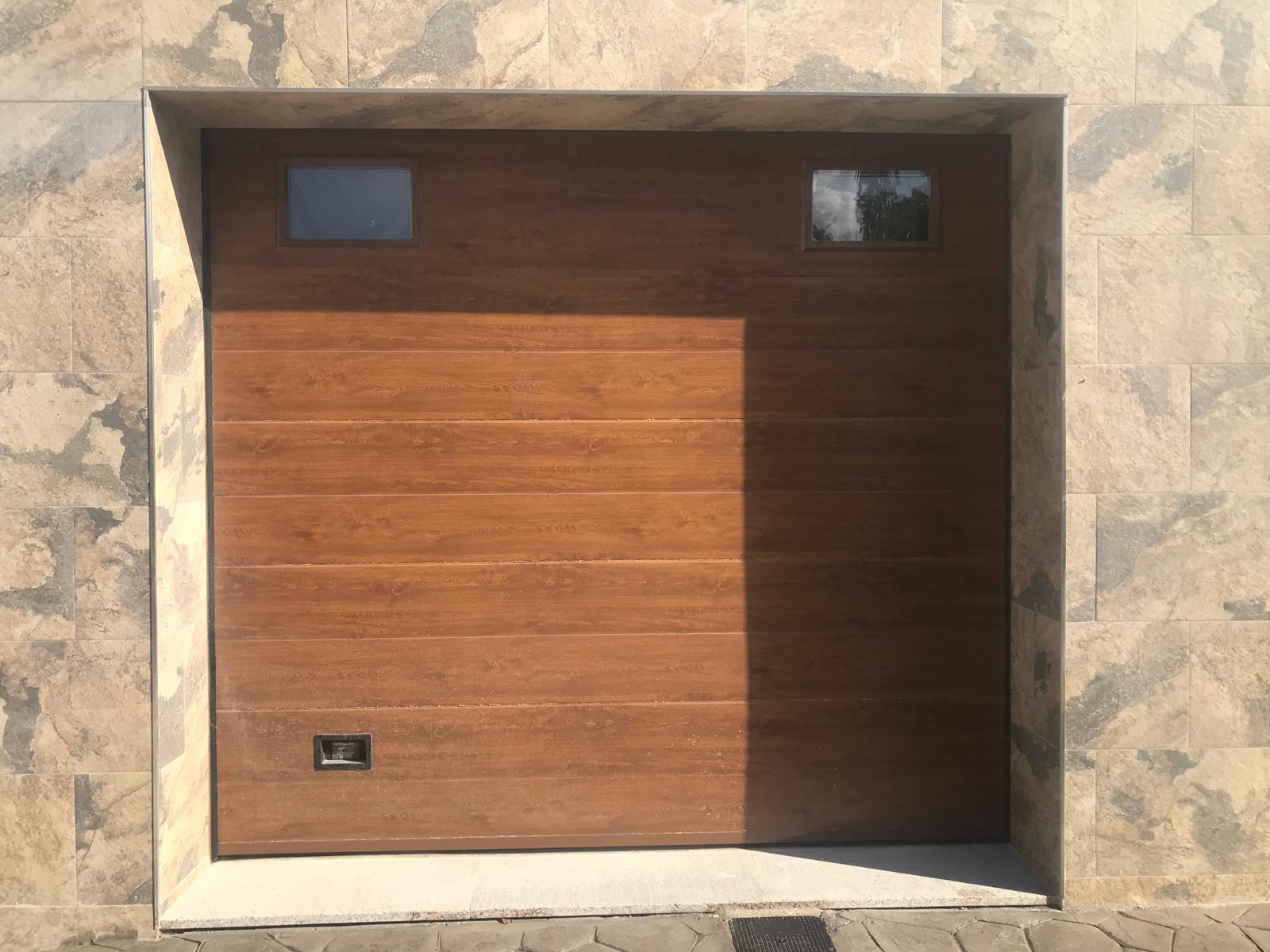 PUERTA SECCIONAL COLOR MADERA CON VENTANAS