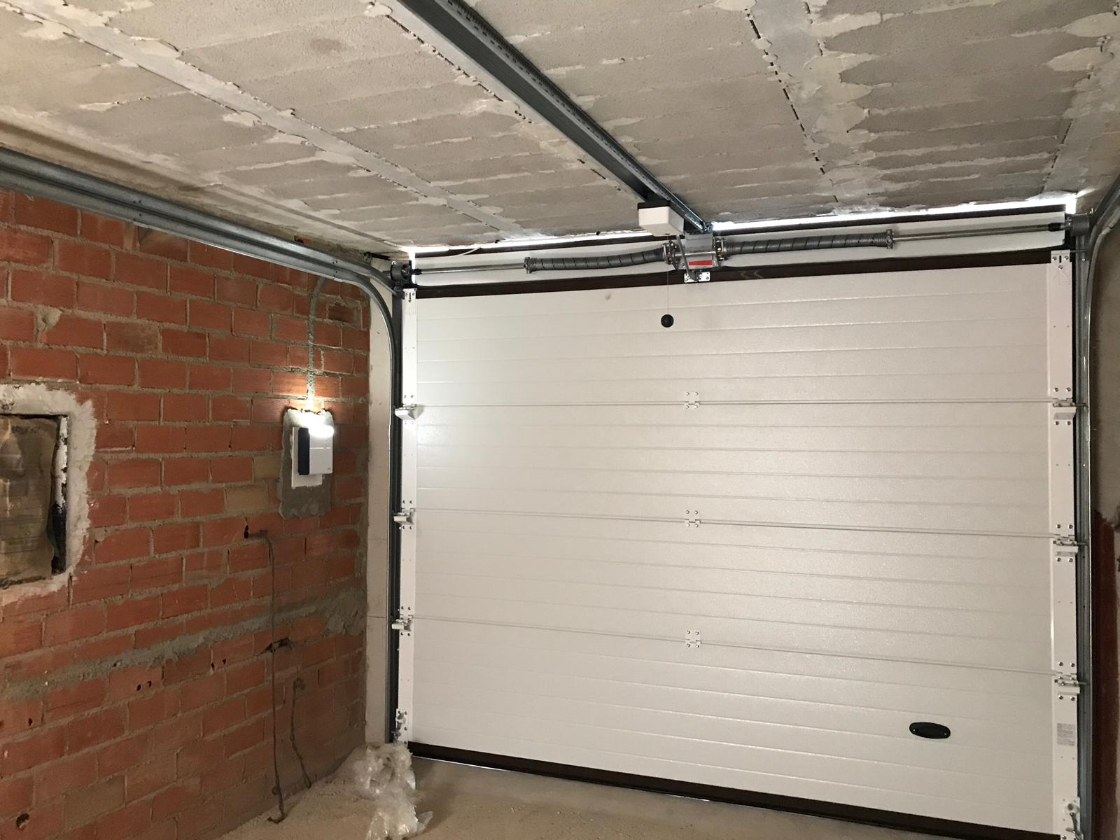 PUERTA SECCIONAL COLOR BLANCO