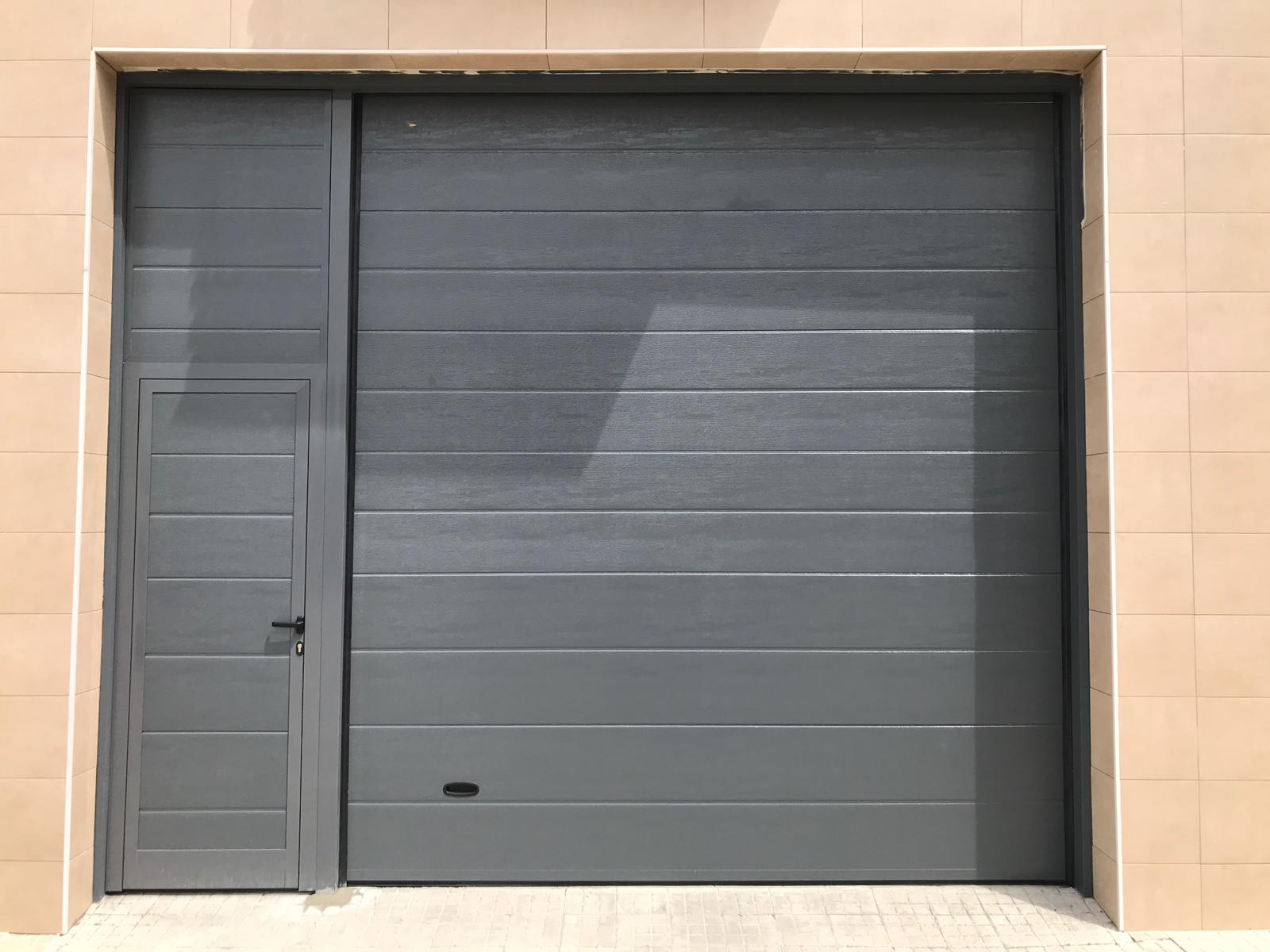 PUERTA SECCIONAL COLOR GRIS