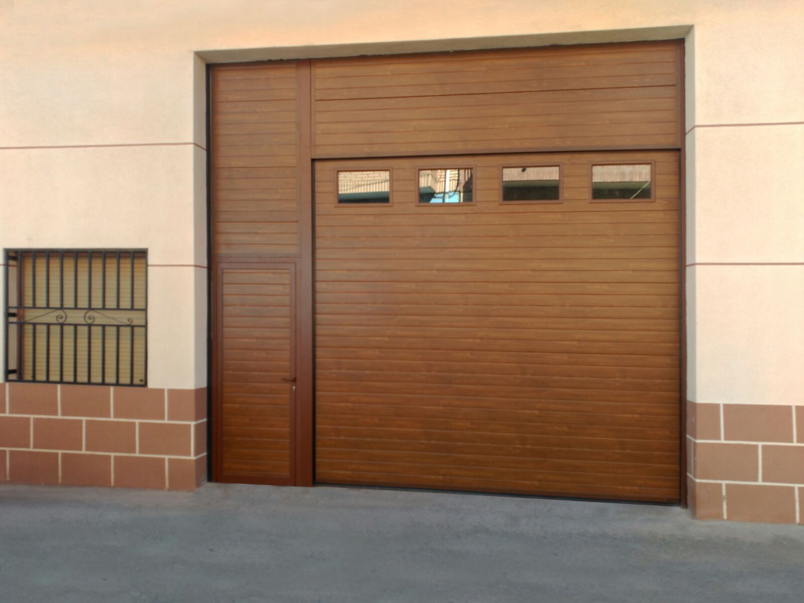 PUERTA SECCIONAL COLOR MADERA CLARA CON VENTANAS