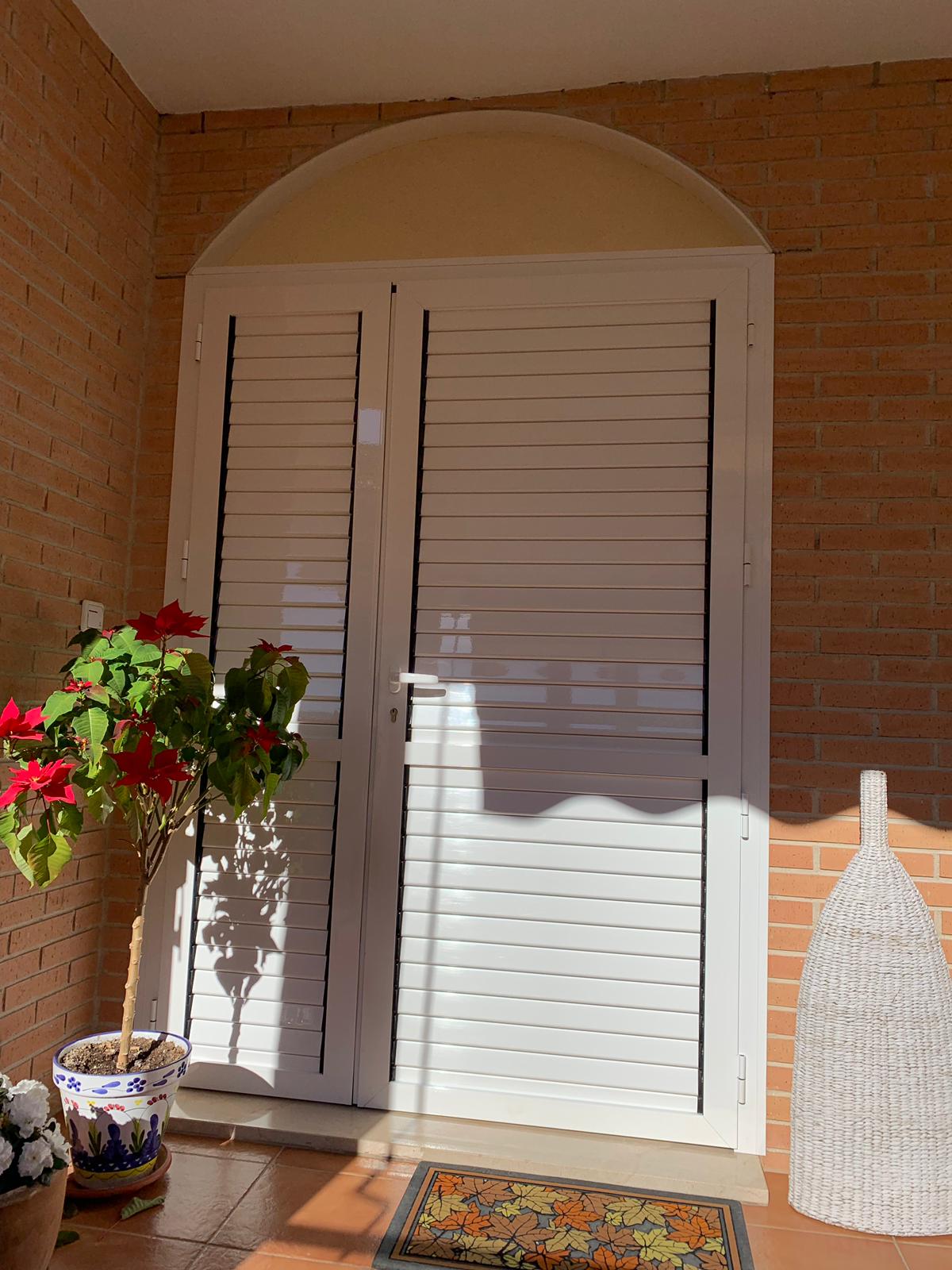 Puerta mallorquina de doble hoja ,lacado en blanco.