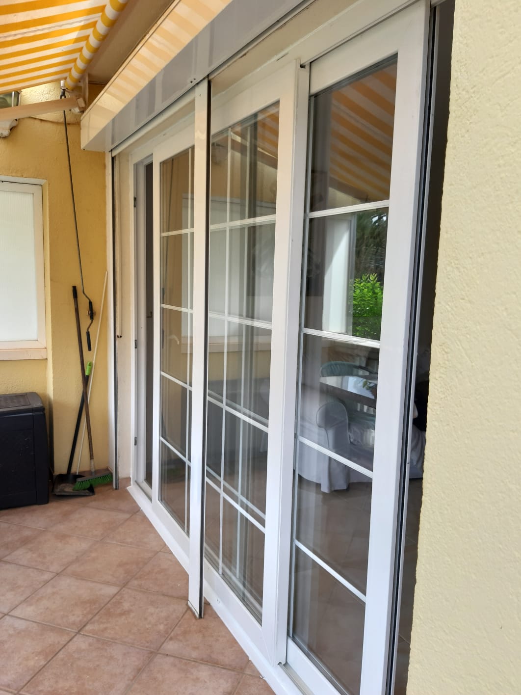 VENTANA PVC CON BARROTILLO INTERIOR