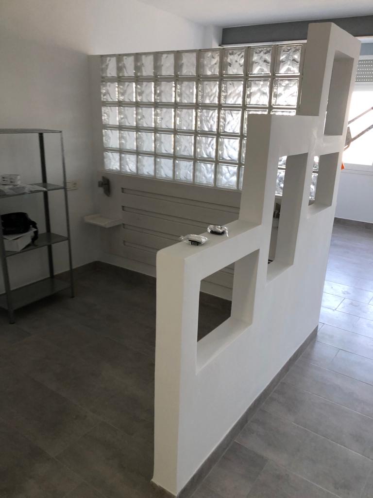 Tabique con divisiones para estanteria.