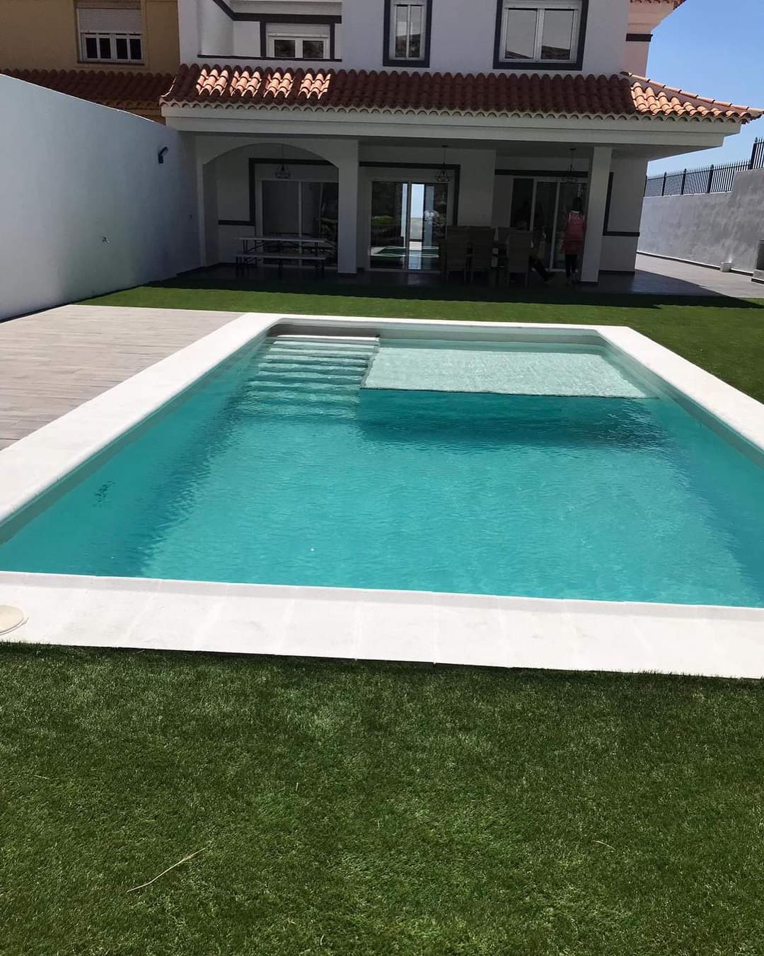 PISCINA EN FORMA RECTANGULAR CON PLATAFORMA