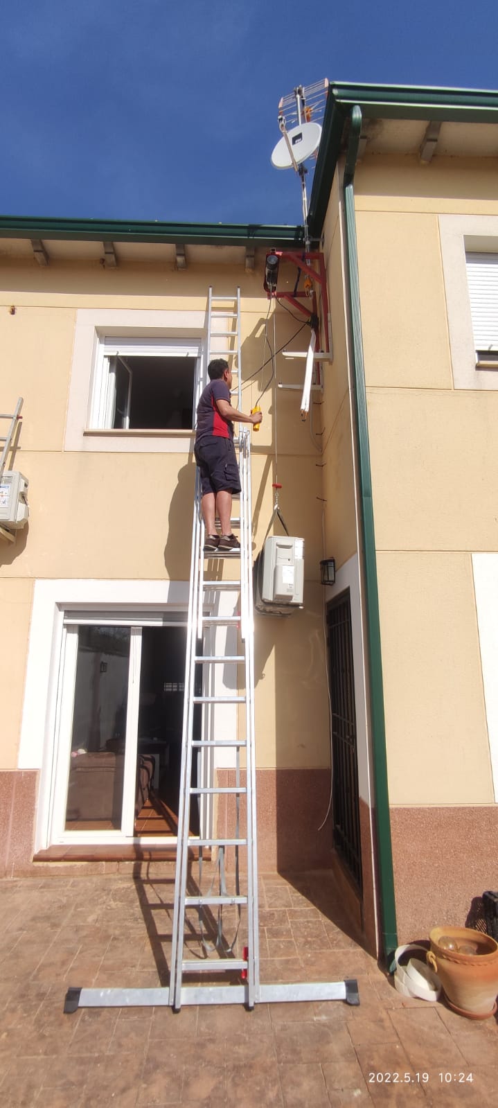 SUBIENDO UNIDAD EXTERIOR