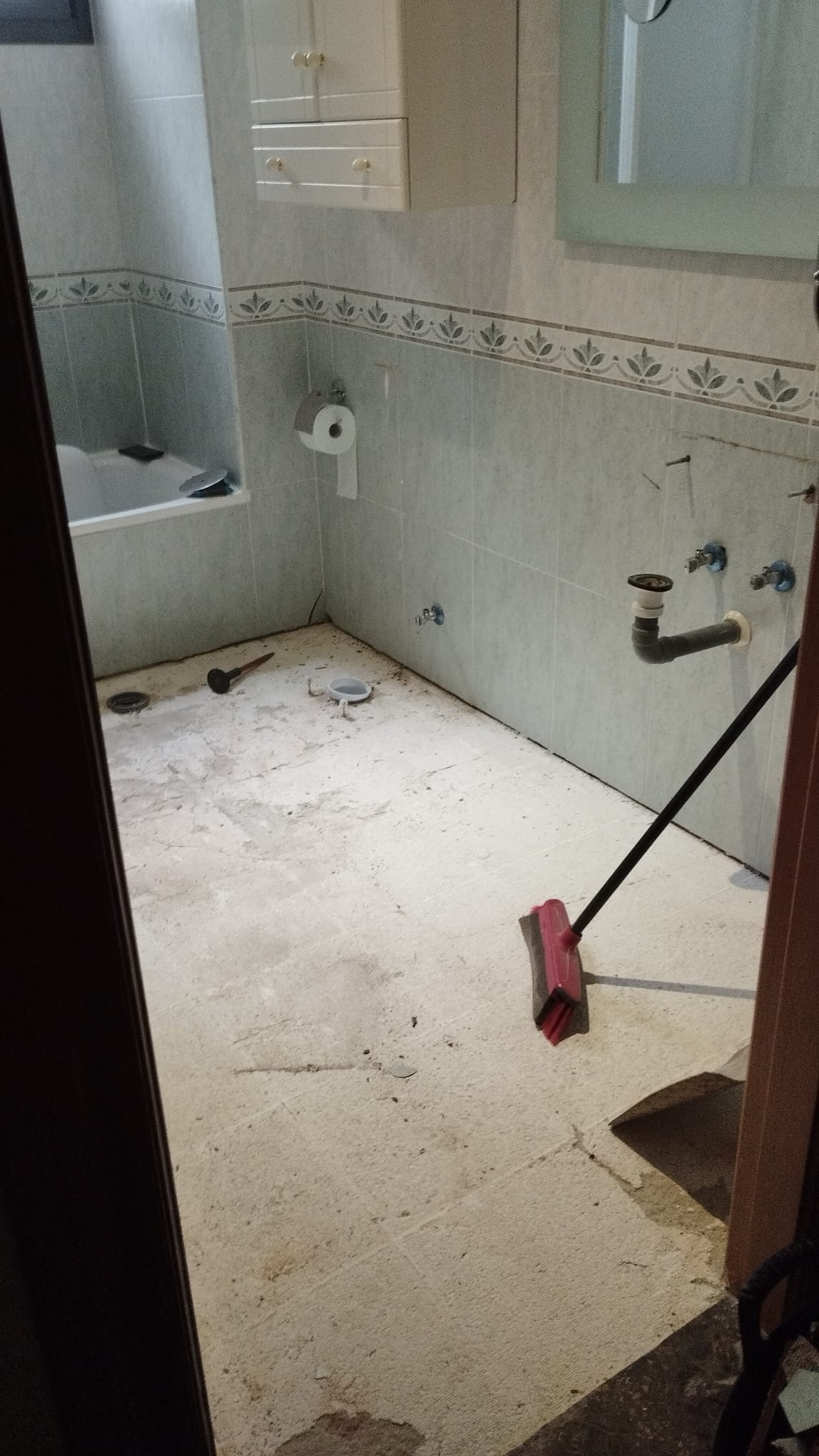 Demolición baldosa existente en Baño