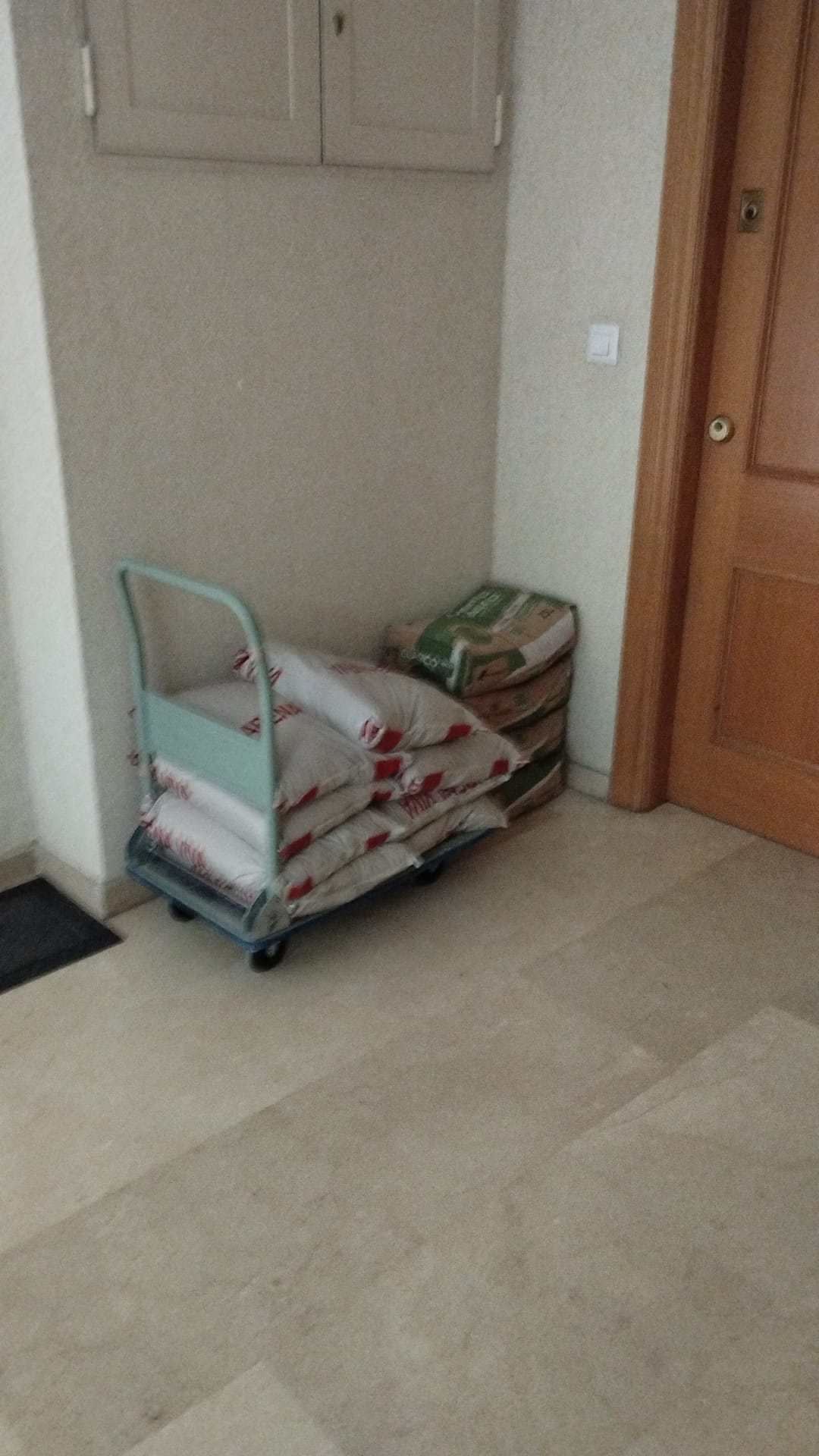 Acopio de material frente a vivienda