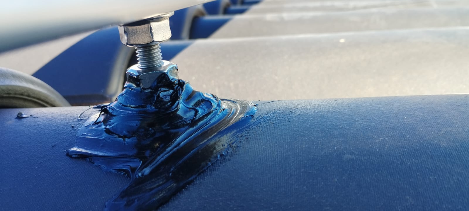 Detalle sellado de perforaciones en tejado