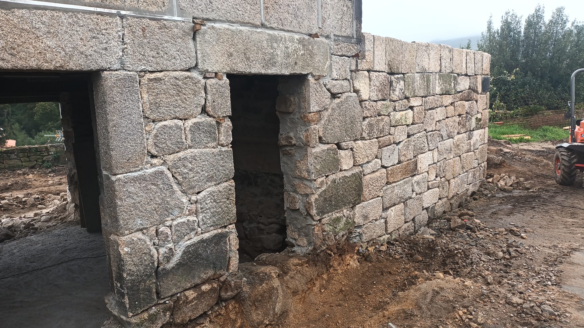 Muro de Piedra A mano y Entrada Puerta