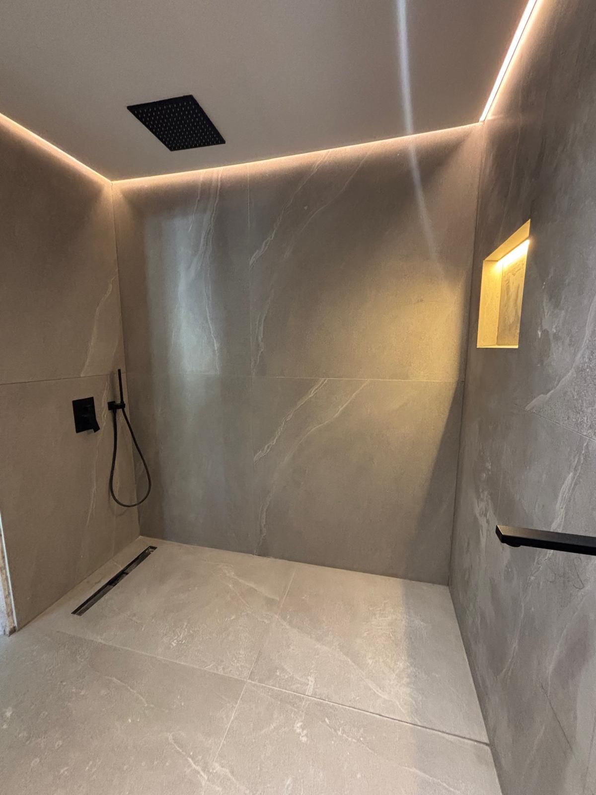 Reforma de ducha con plato a medida y ducha empotrada