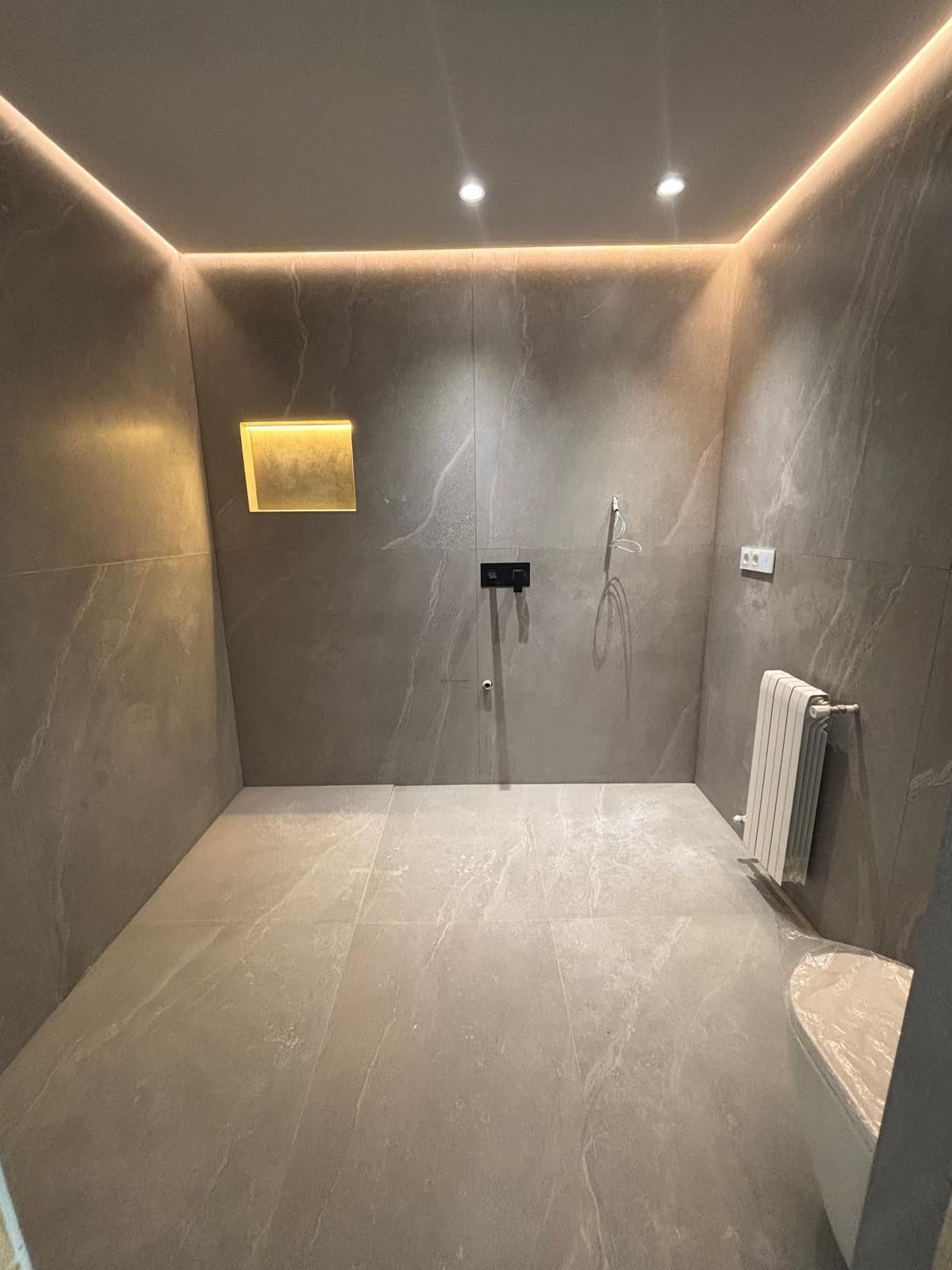 Reforma de baño moderno con iluminación integrada
