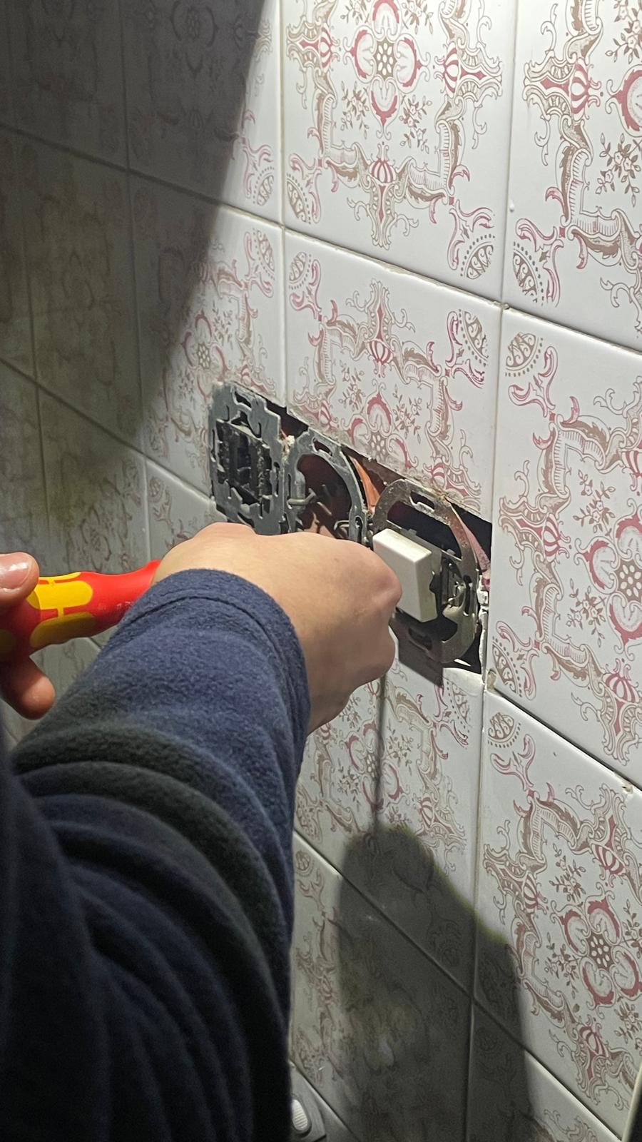 Cambio de mecanismos (enchufes e interruptores)